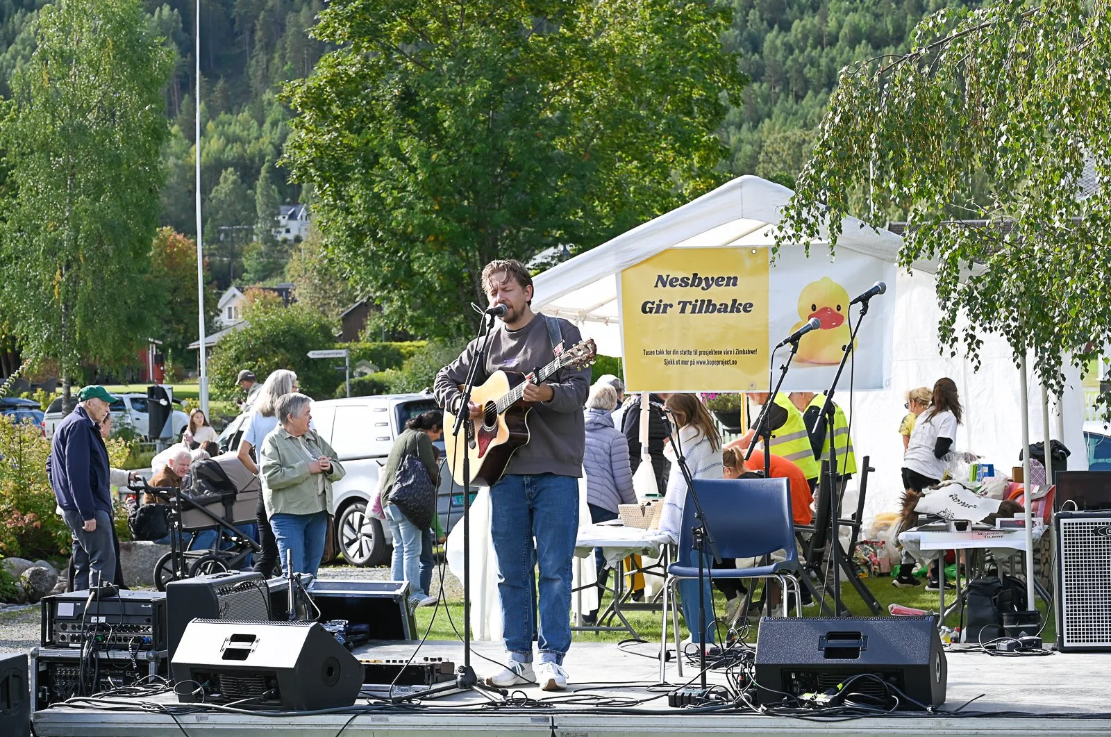 Vetle Løvgaard på scenen under Nesbyen Gir Tilbake.