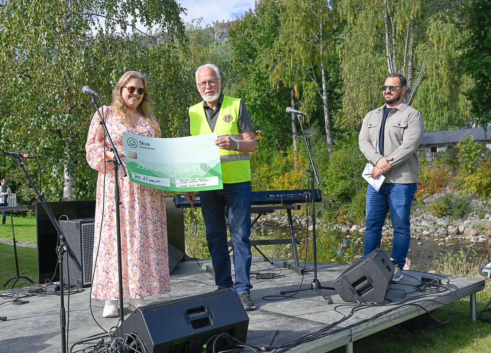 Lions Club Nesbyen kom med 25.000 kroner.