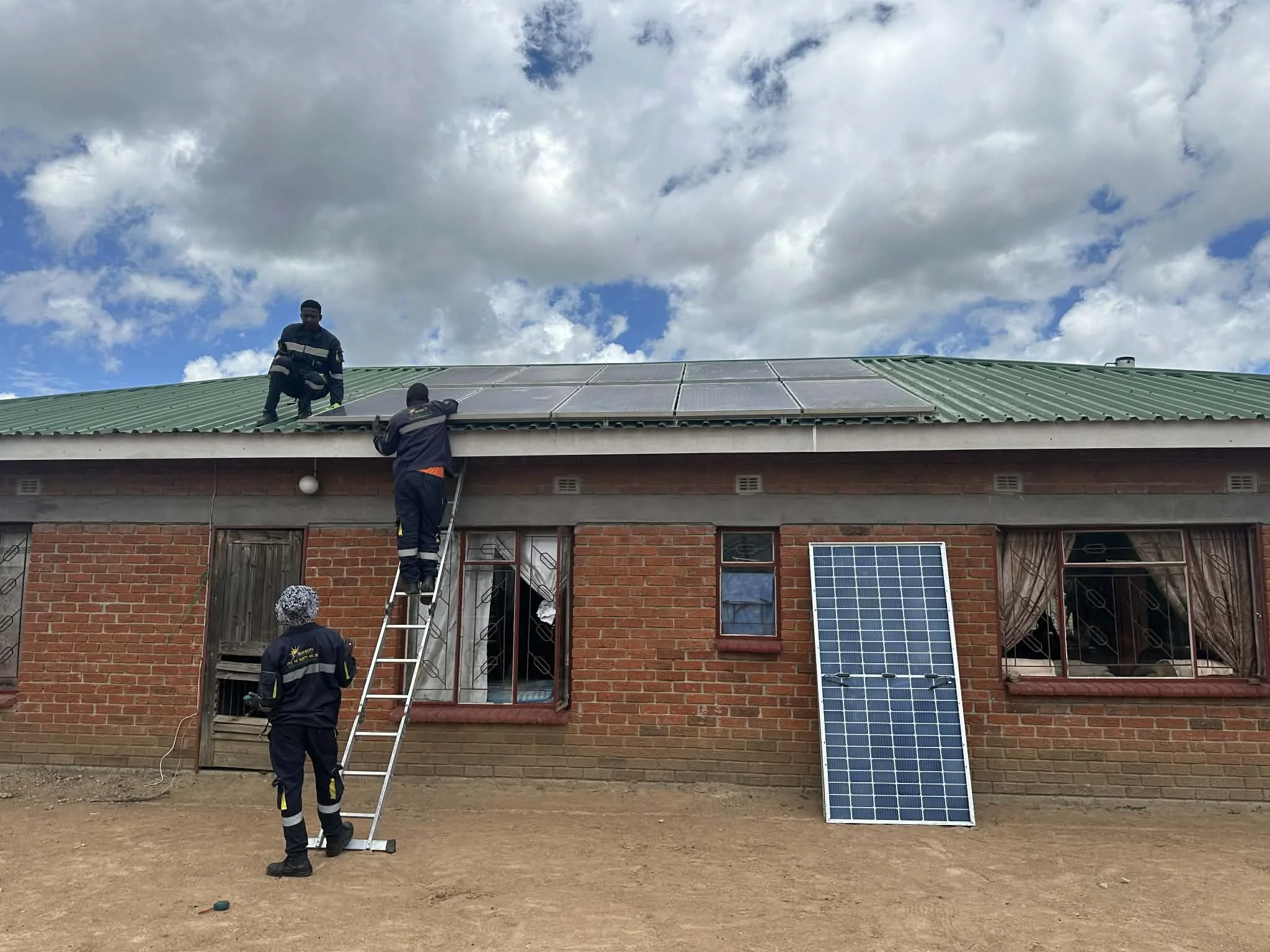 Installasjon av nye solcellepanel på barnehjemmet