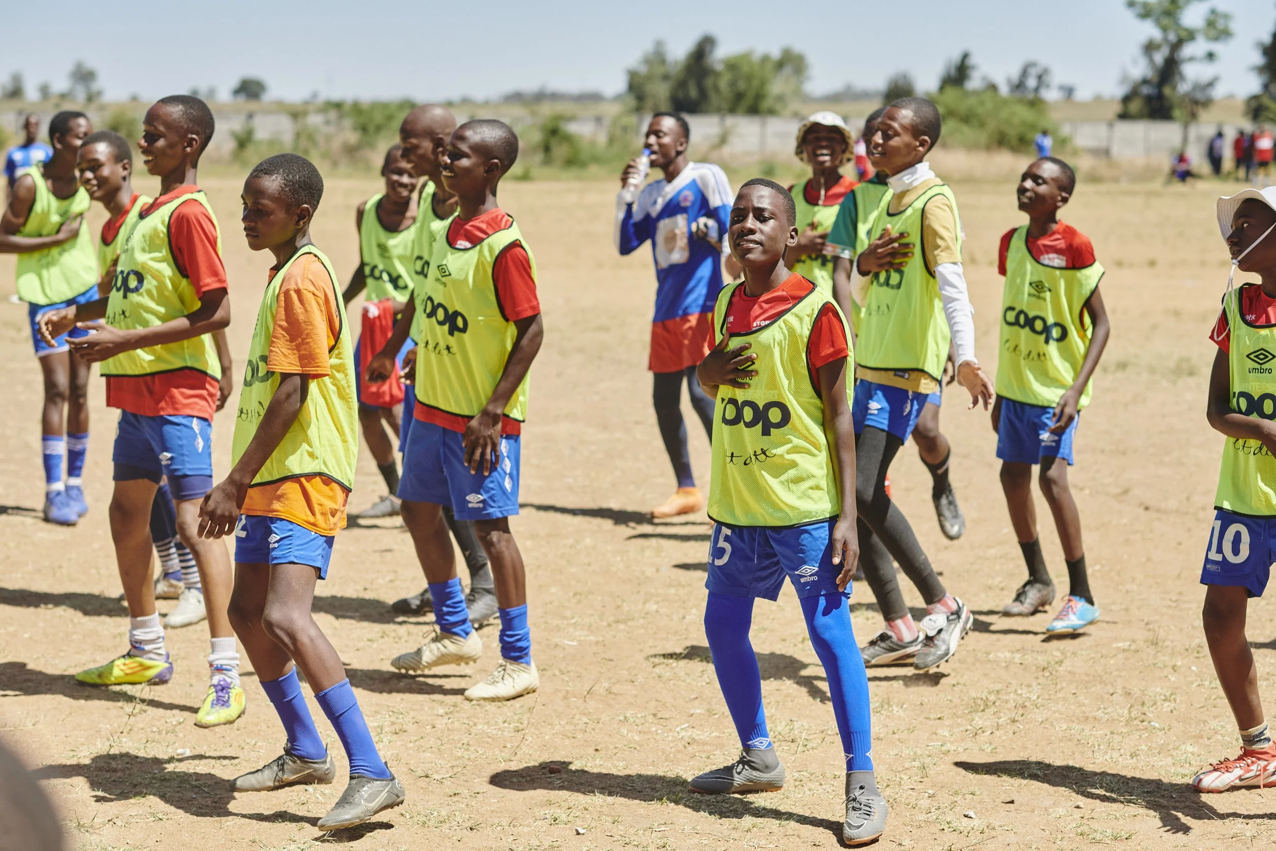 Hope Stars danser i fotballdrakter