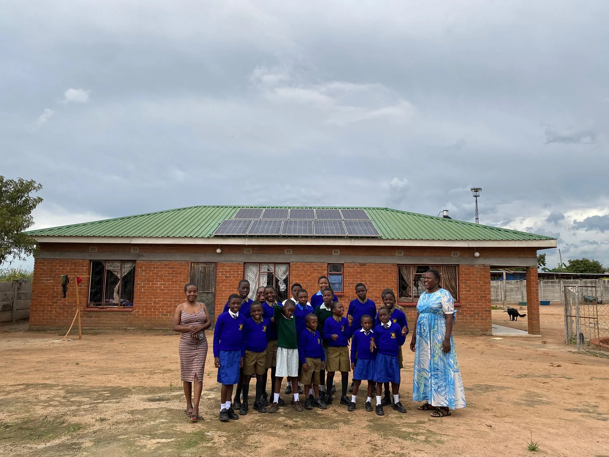 Barna utenfor barnehjemmets nye solcelleanlegg