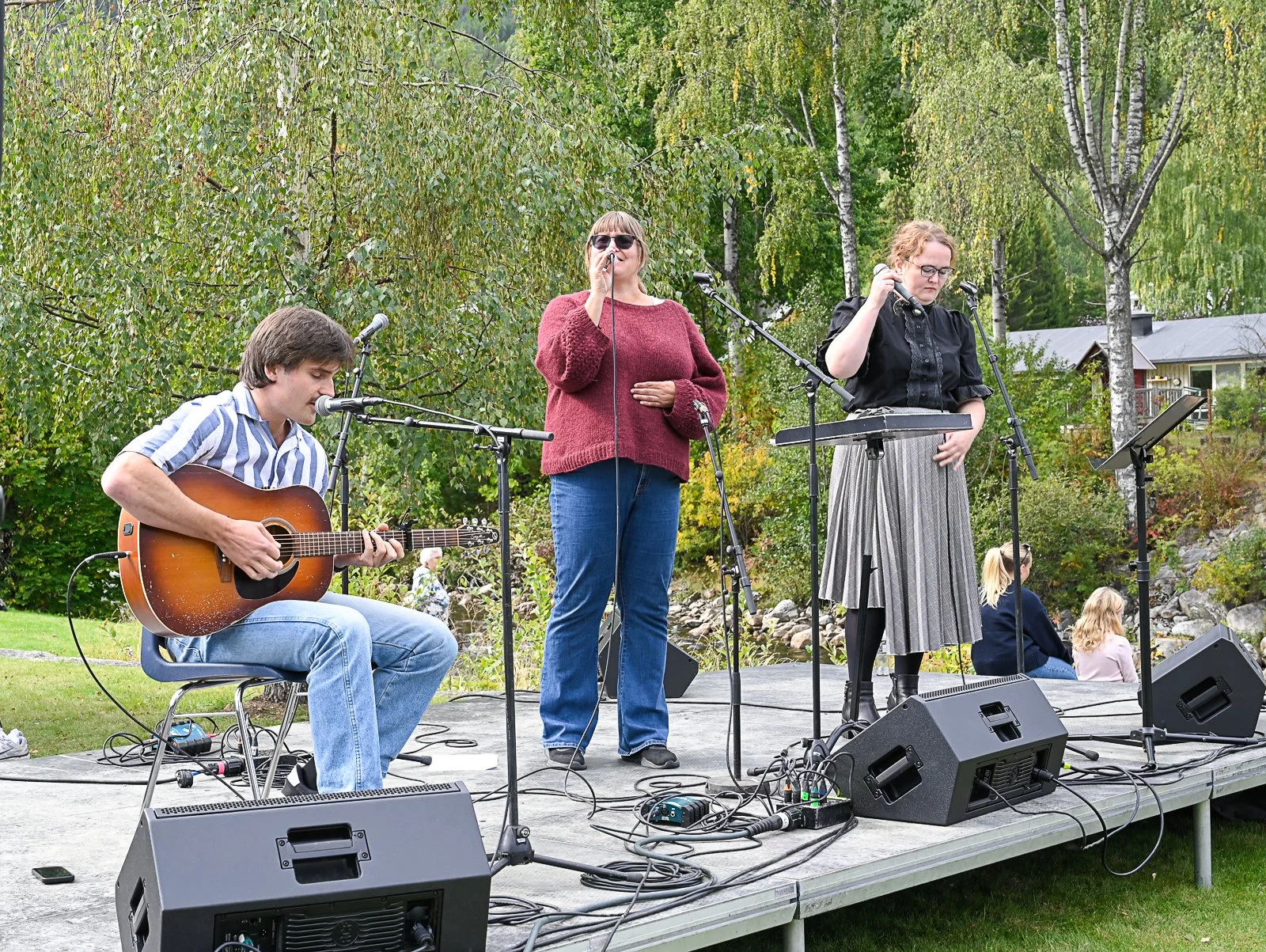 Halgrim, Charlotte og Tuva på scenen under Nesbyen Gir Tilbake.