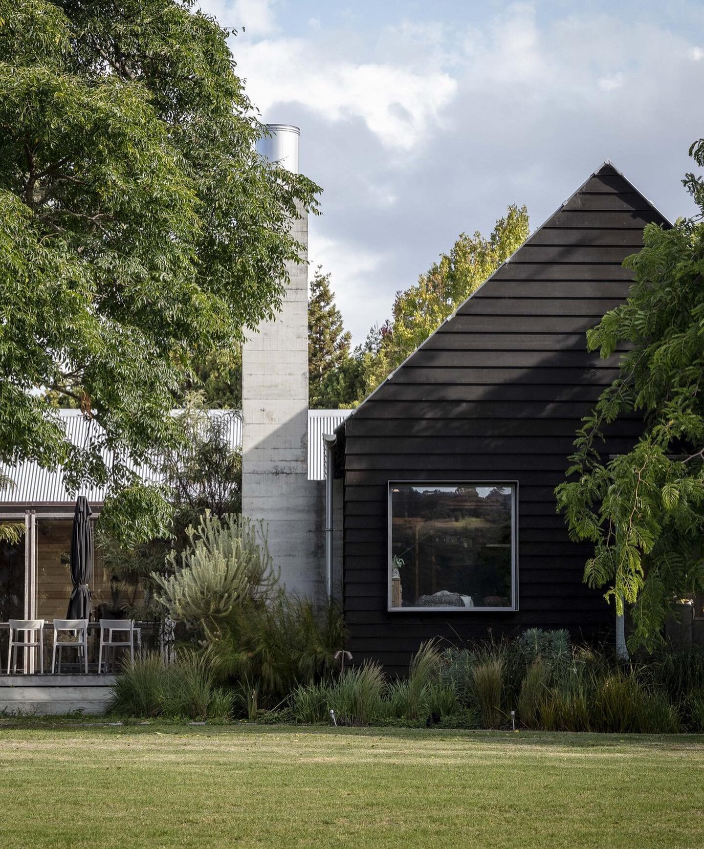 Some more photos of the planting around the house of this property at Point Wells, Omaha. The garden echoes the surrounding estuarine environment, sweeping amoebic shaped plant beds comprising a mix of NZ native and South African plants that share th