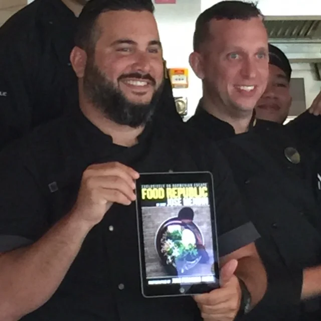 El chef José Mendín, del grupo Pubbelly, enseña la portada de su libro digital en un iPad, durante su reciente lanzamiento en el restaurante Food Republic a bordo del Norwegian Escape.