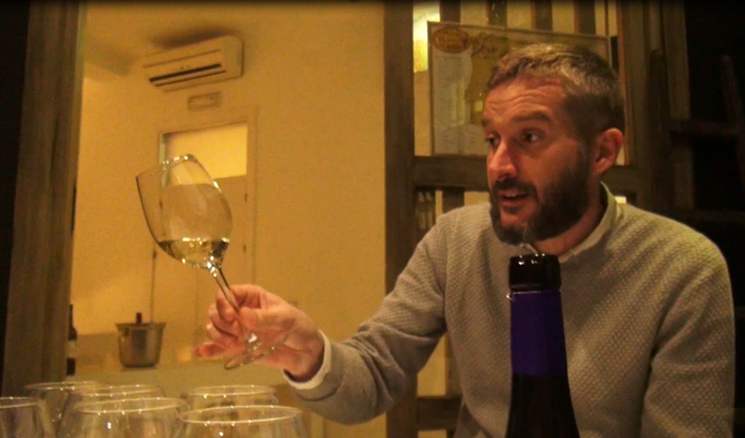 El enólogo Armando Guerra durante una sesión de cata de vinos en la Taberna der Guerrita