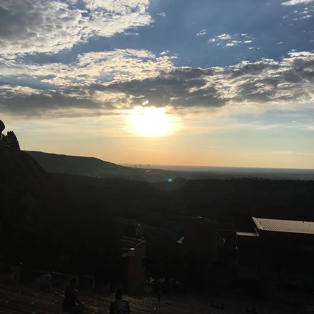 Morning practice // Celebrating the sun this morning with some beautiful yoga with 2000 of my closest friends. Pranayama and asana in nature with the sunrise is an amazing way to start my day.  @theriveryoga 🌺 #whatrocksyou Today it was the collecti