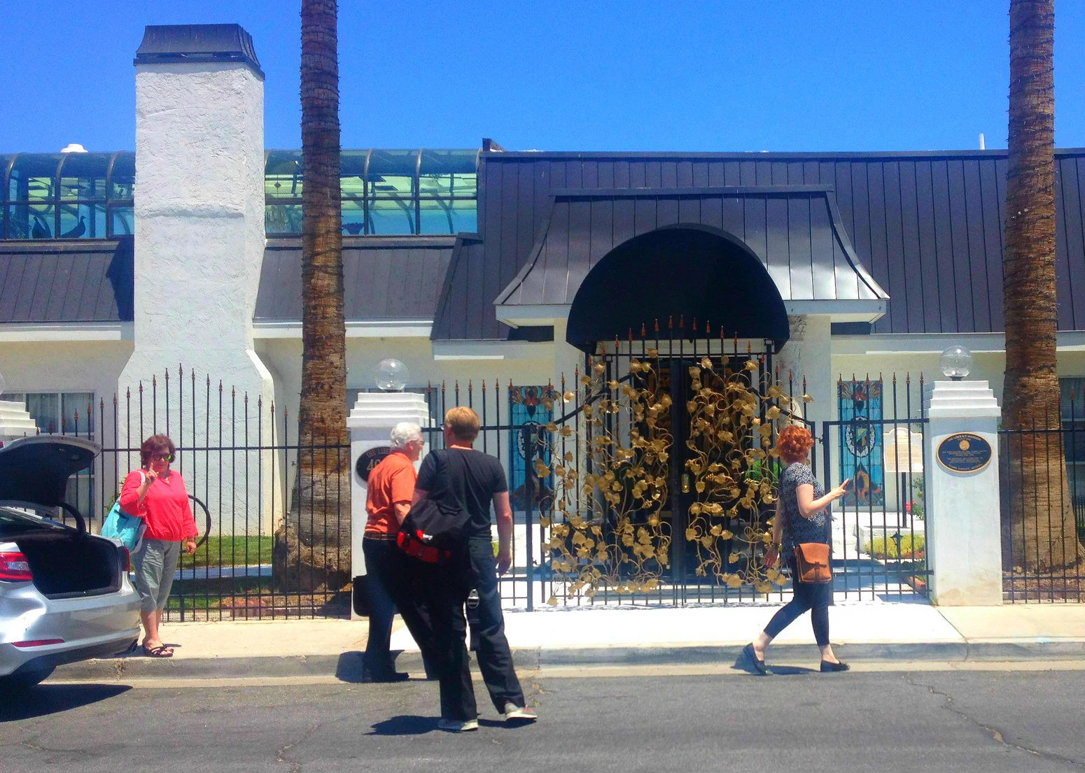  Waiting to be let in to the Liberace Mansion