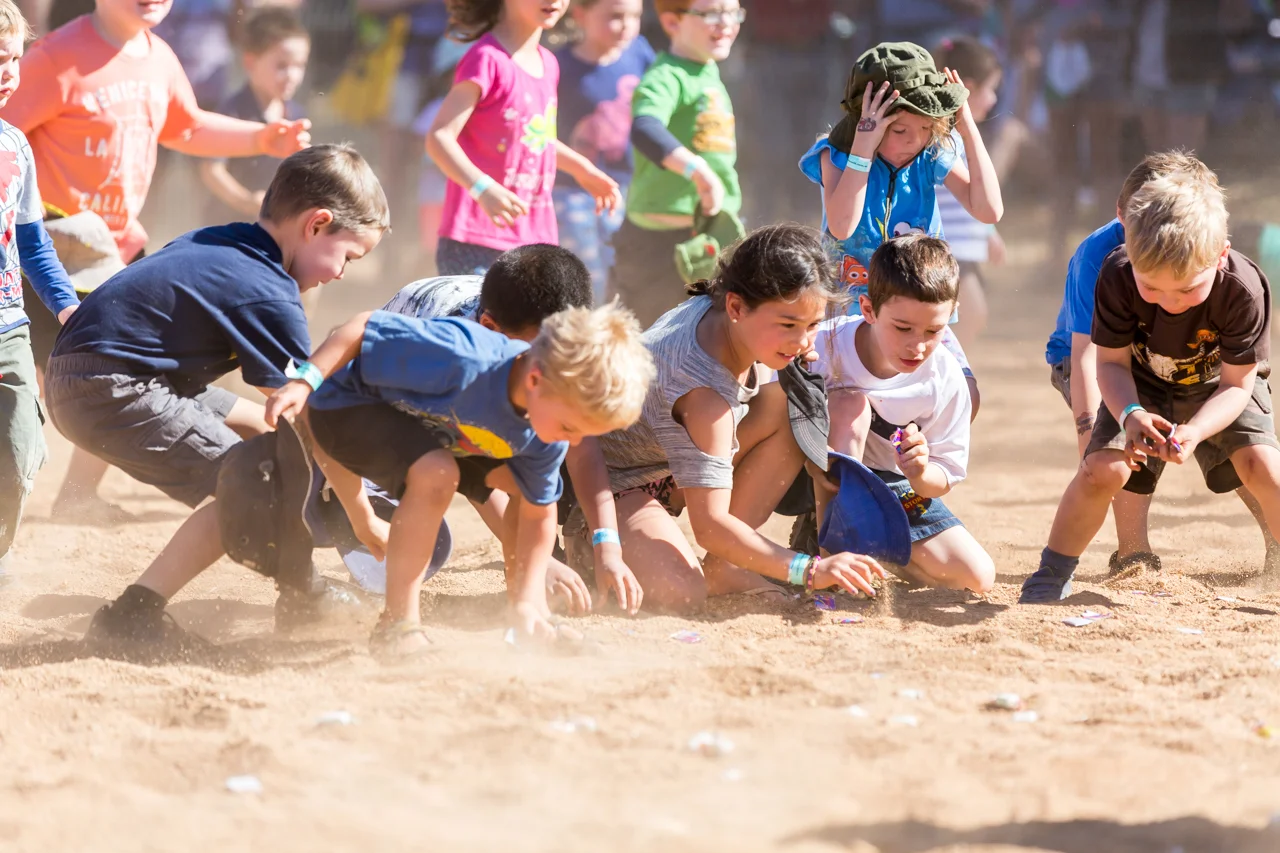The lolly scramble was one of the most ferocious events of the day, I wouldn't get between these kids and a chupa chup.