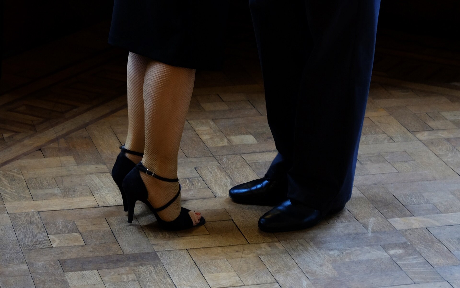 tango-feet-cut-beginning.jpg
