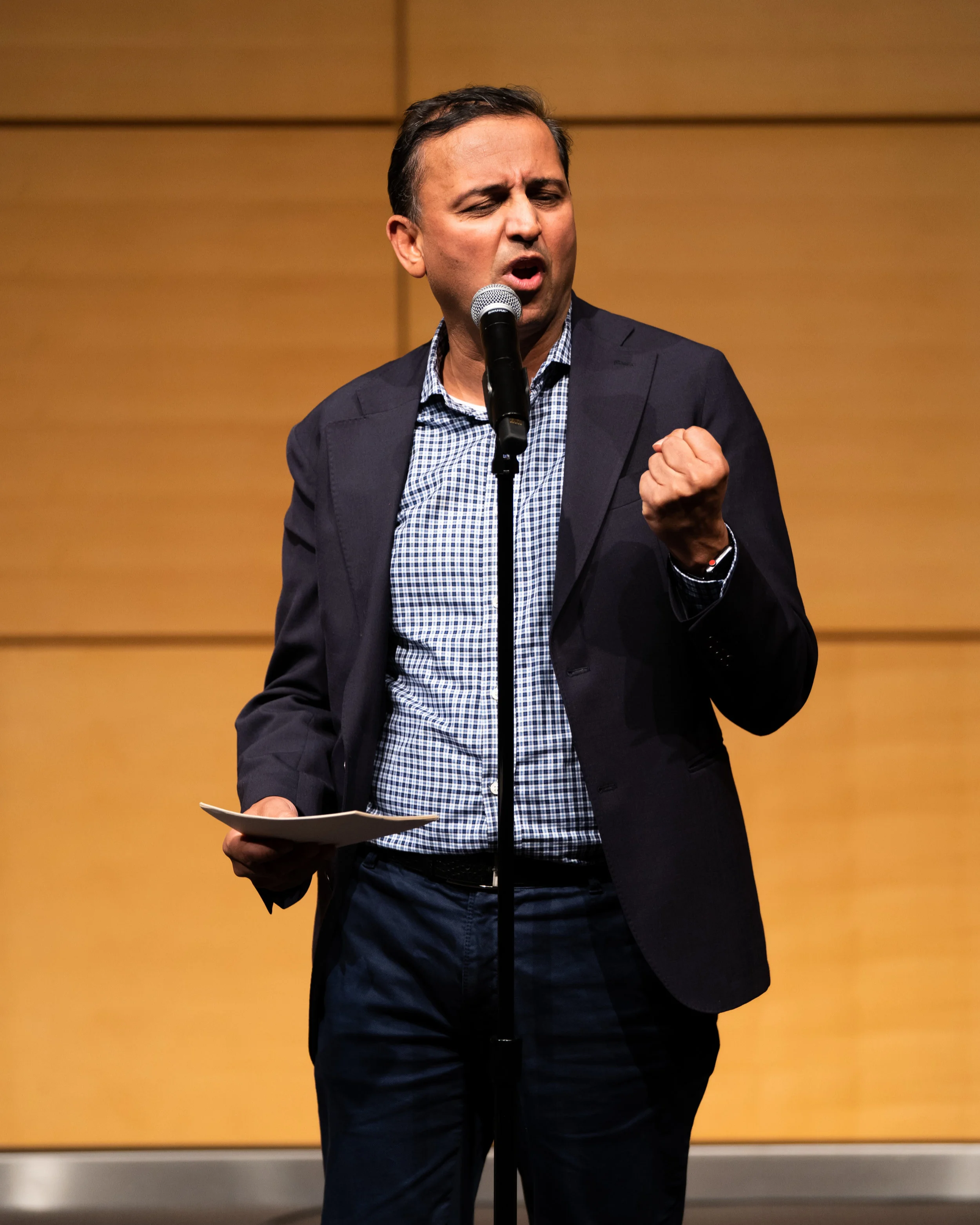 Bhuvanesh Singh shares his story with the Story Collider audience at the Mortimer B. Zuckerman Research Center auditorium in New York City in December 2018. Photo by Zhen Qin.