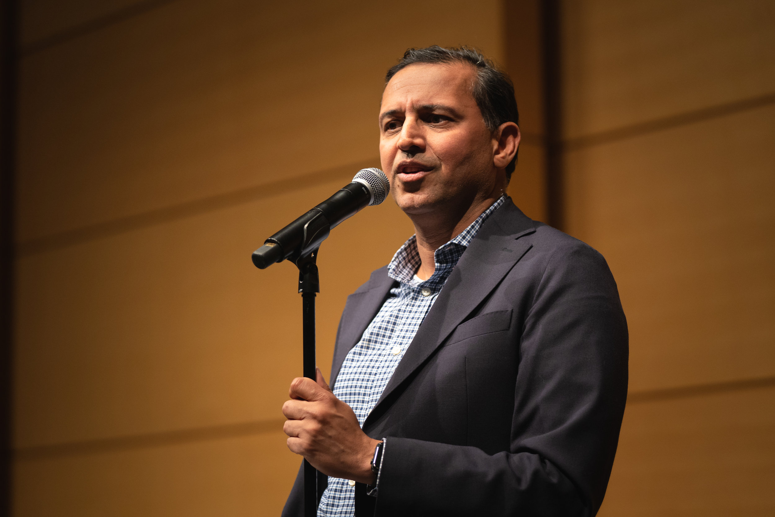 Bhuvanesh Singh shares his story with the Story Collider audience at the Mortimer B. Zuckerman Research Center auditorium in New York City in December 2018. Photo by Zhen Qin.