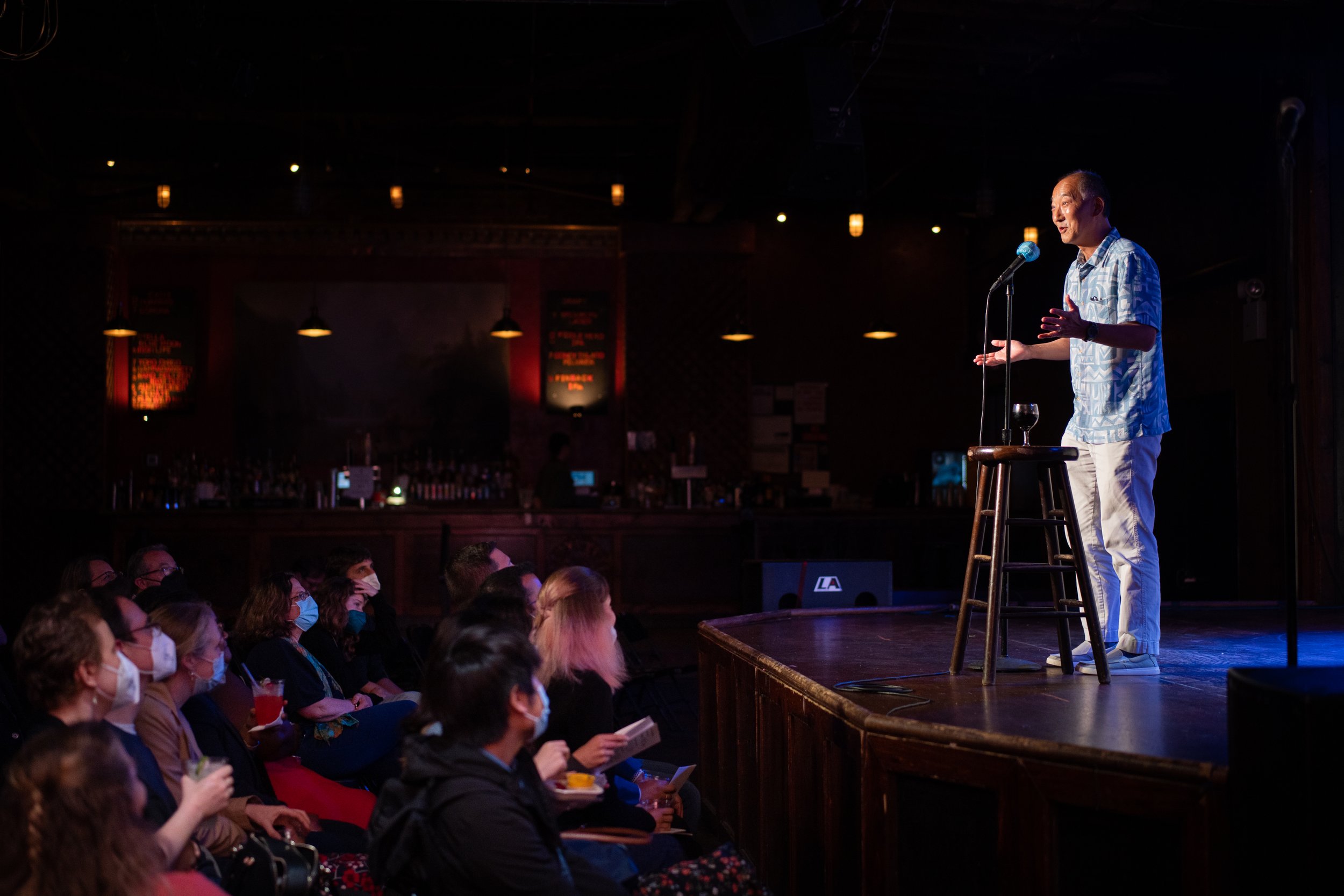  The audience listens to mathematician Ken Ono. 