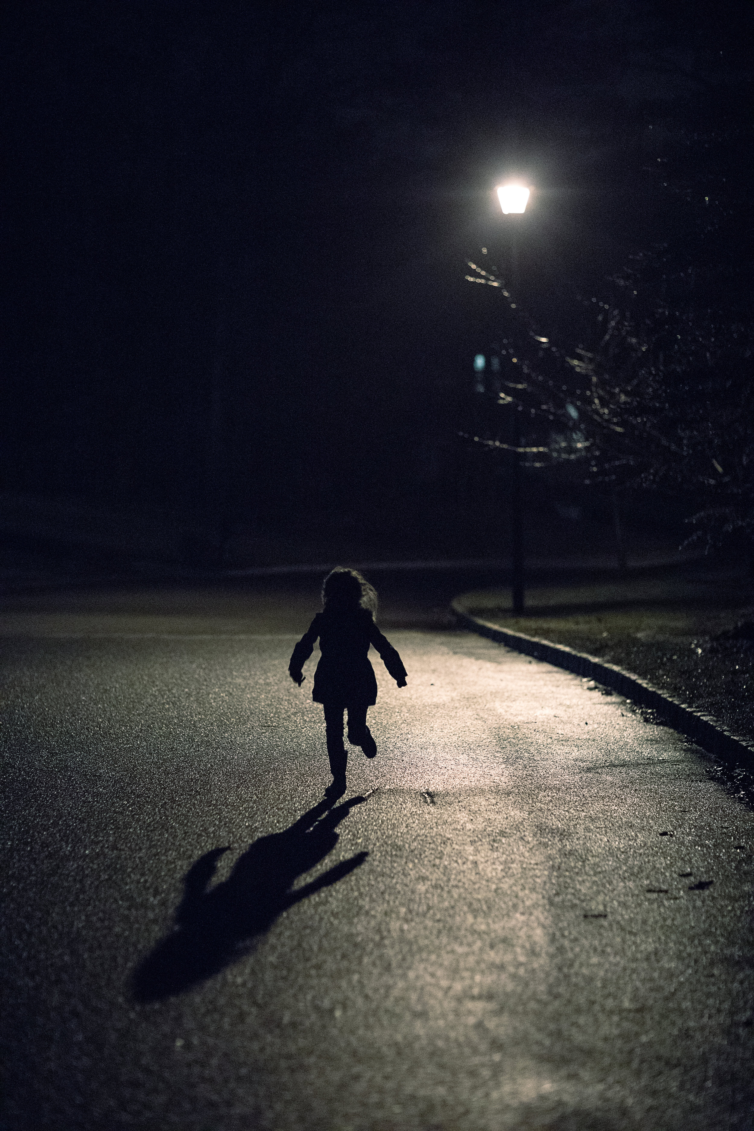 hello-olivia-photography-long-island-photographer-lifestyle-child-outside-dark-lamp-light-low-light-shadow-run.jpg