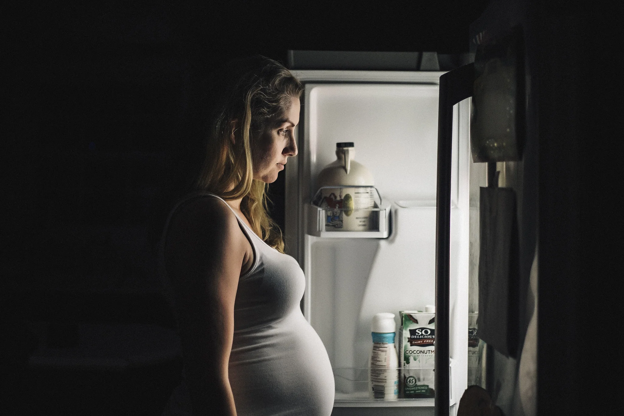 hello-olivia-long-island-family-photographer-session-photography-long-island-new-york-documentary-child-photojournalism-pregnant-29-weeks-refridgerator.jpg