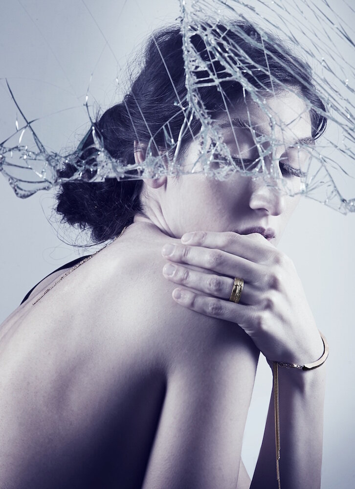 Alessandra Bisi wearing Thick Ring in yellow gold vermeil of recycled Sterling silver from GINA MELOSI's //CRACKED// collection