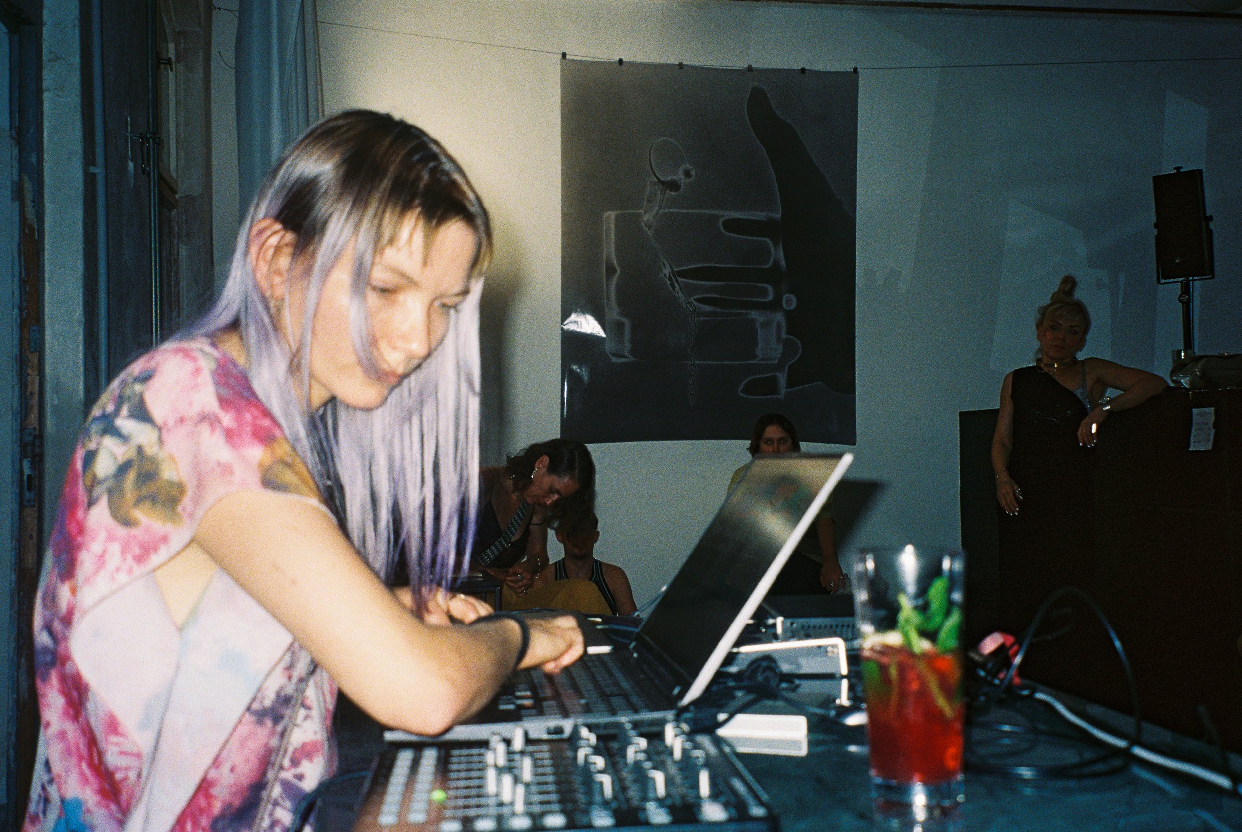 R1-09947-0037.jpg