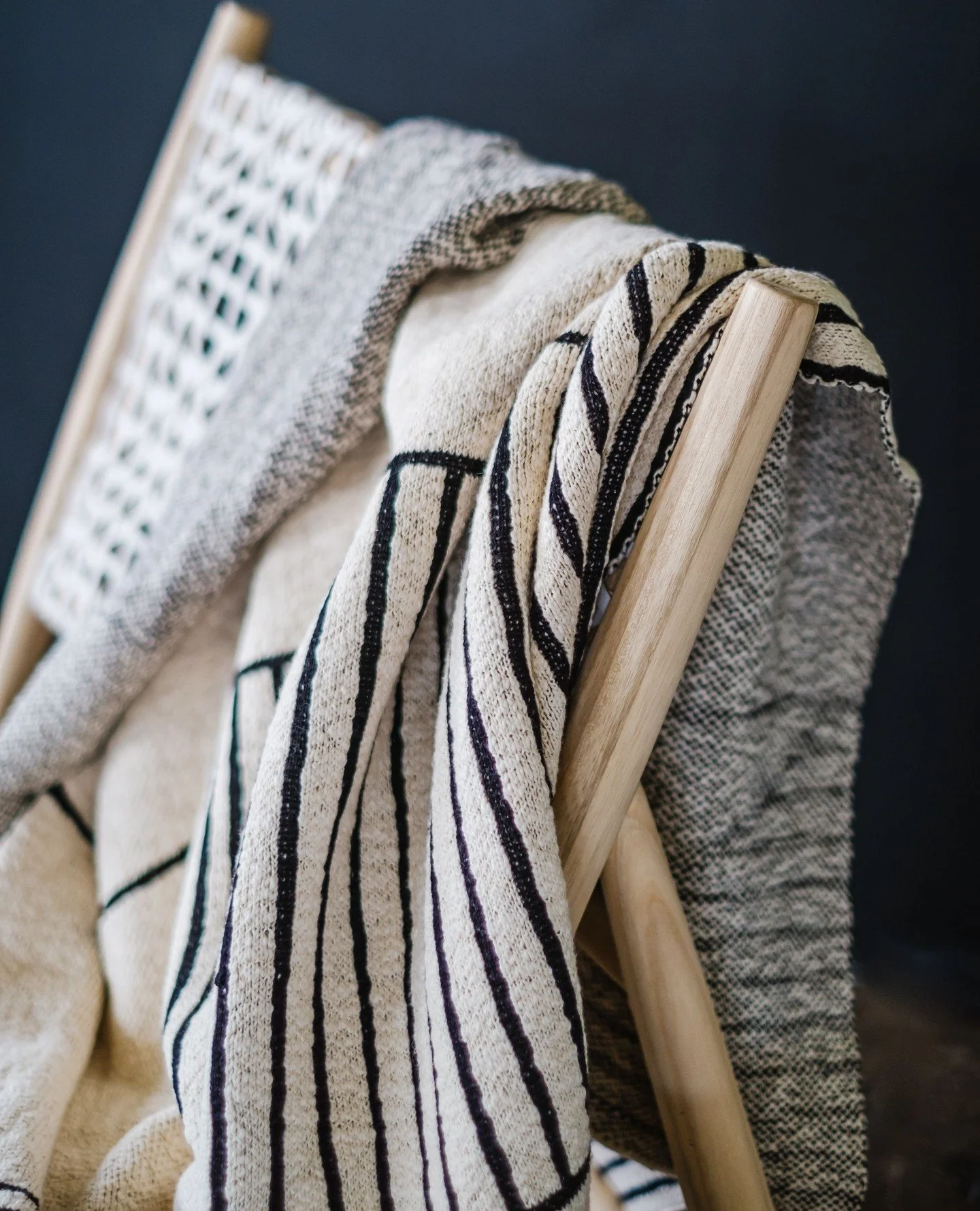 We are excited for fall and decorating our homes 🍂 Something about the autumnal months makes you want to grab your softest throw blanket, turn on some mid-level lighting and watch a Nancy Meyers film. Which is what inspired our blog from last year..