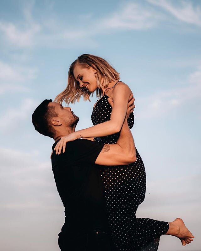 Live, love &amp; laugh ❤️ to corny? But that&rsquo;s exactly what everyone should do tonight! Happy Valentine&rsquo;s Day 😘
With @roksanaa &amp; @mich_lb_l 
#happyvalentinesday #happyvalentines #valentinesday #couple #inlove #livelovelaugh #smile #n