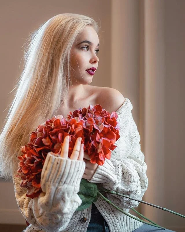 14:19| The gaze
With @staceywool 
#winter #winterportraits #redlipstick #redlips #photooftheday #nikonphotographer #nikond750 #portraitphotography #portrait #portrait_ig #portraitmode #bluelights #naturallight #nycphotographer #nycphotography #greene