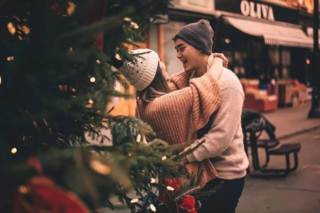 15:16| Who&rsquo;re you spending your Christmas with?
With @sylvslee &amp; @klungelizard 
#couple #couplegoals #couples #coupleshoot #nycphotographer #nycphotography #nyc #nycparks #newyork #newyorkcity #picnicdate #picnic #engagementphotos #engageme