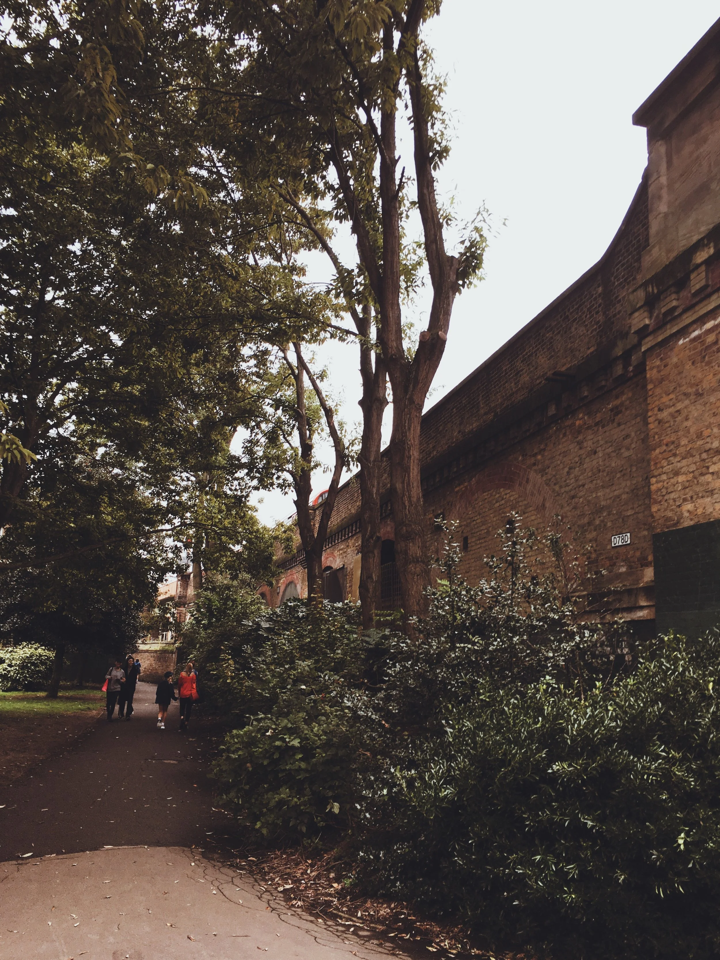 Even better, just across the road from me is Ravenscourt Park, a huge park with some nice wide open fields (read: LOTS OF OFF-LEASH DOGGOS π π πΊ π© π )
