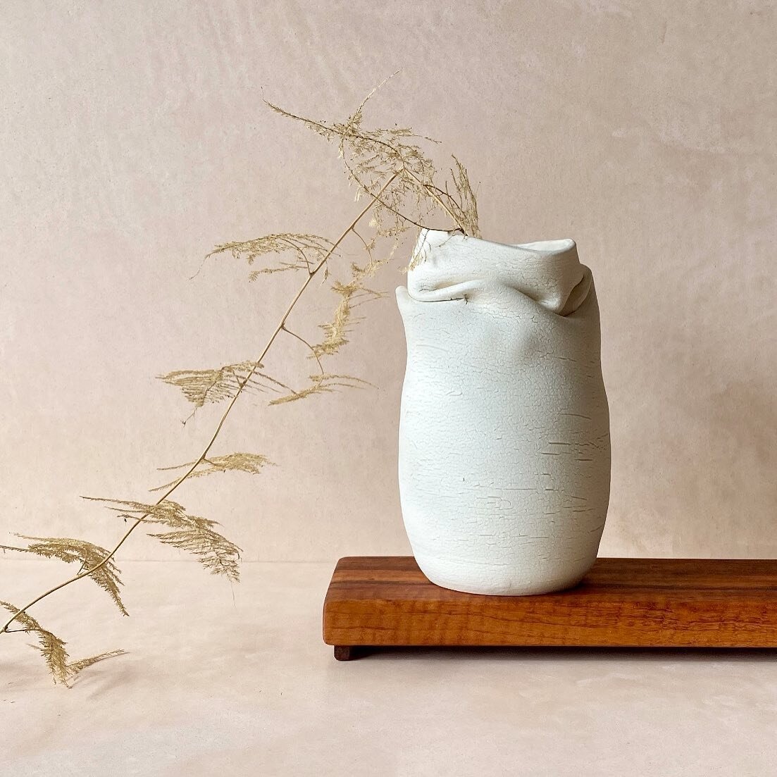 v a s e //
perfectly imperfect white texture floral vase
.
.
.
#wabisabi #whitevase #minimalist #ceramics #ceramicart #artist #slowliving #pottery #ceramicstudio #lapottery #interiordesign #homedecor #nudehome #homestyling #homedecor #floraldesign
