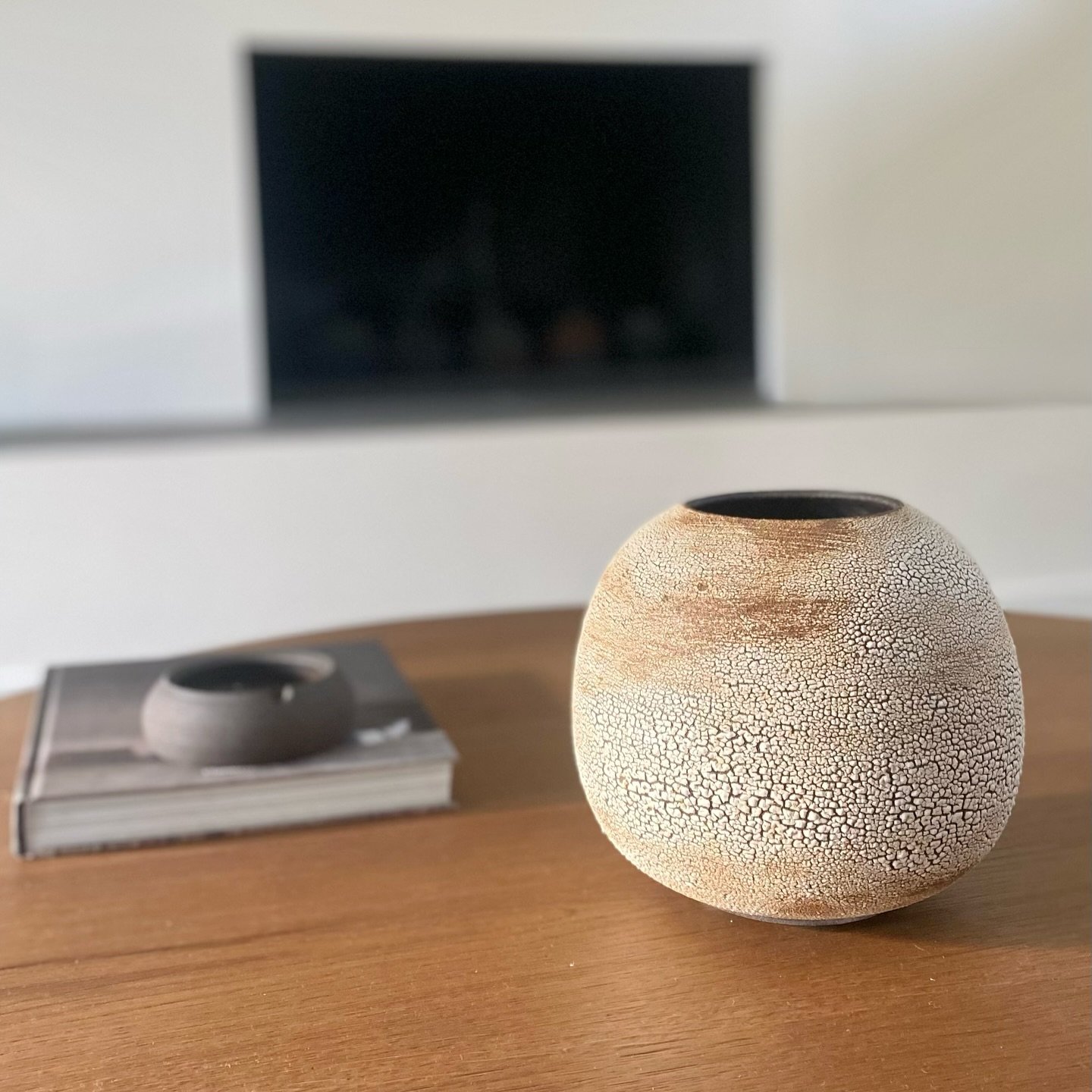 &ldquo;Embrace the Beauty of Imperfection&rdquo;
This ceramic vase is all about texture and warmth&mdash;its crackled surface tells a story of artistry and natural elegance. Perfect for bringing a touch of organic beauty to minimalist spaces.
.
.
.
#