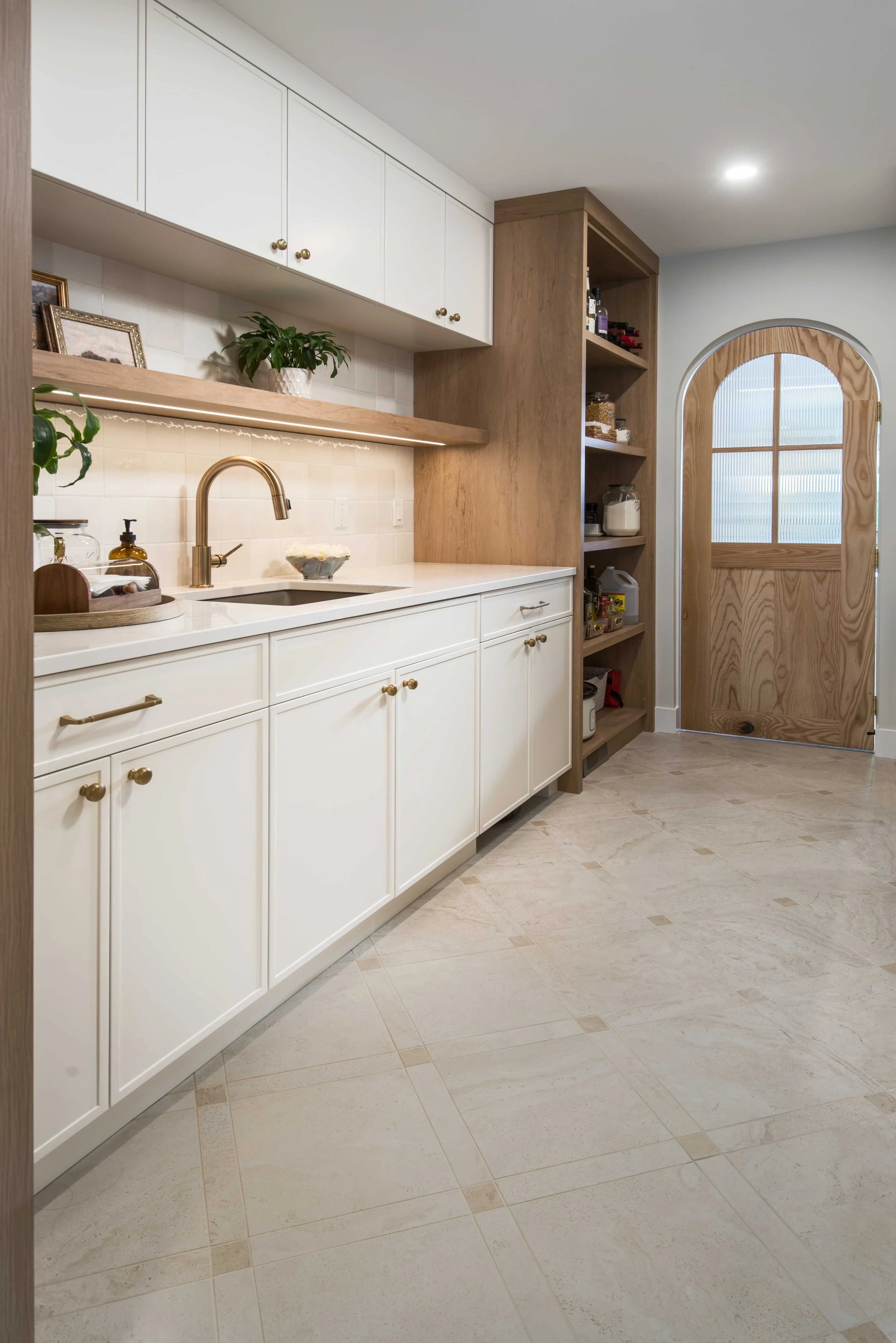 c9_Pantry-to-Kitchen_Elgin_6977b.jpg