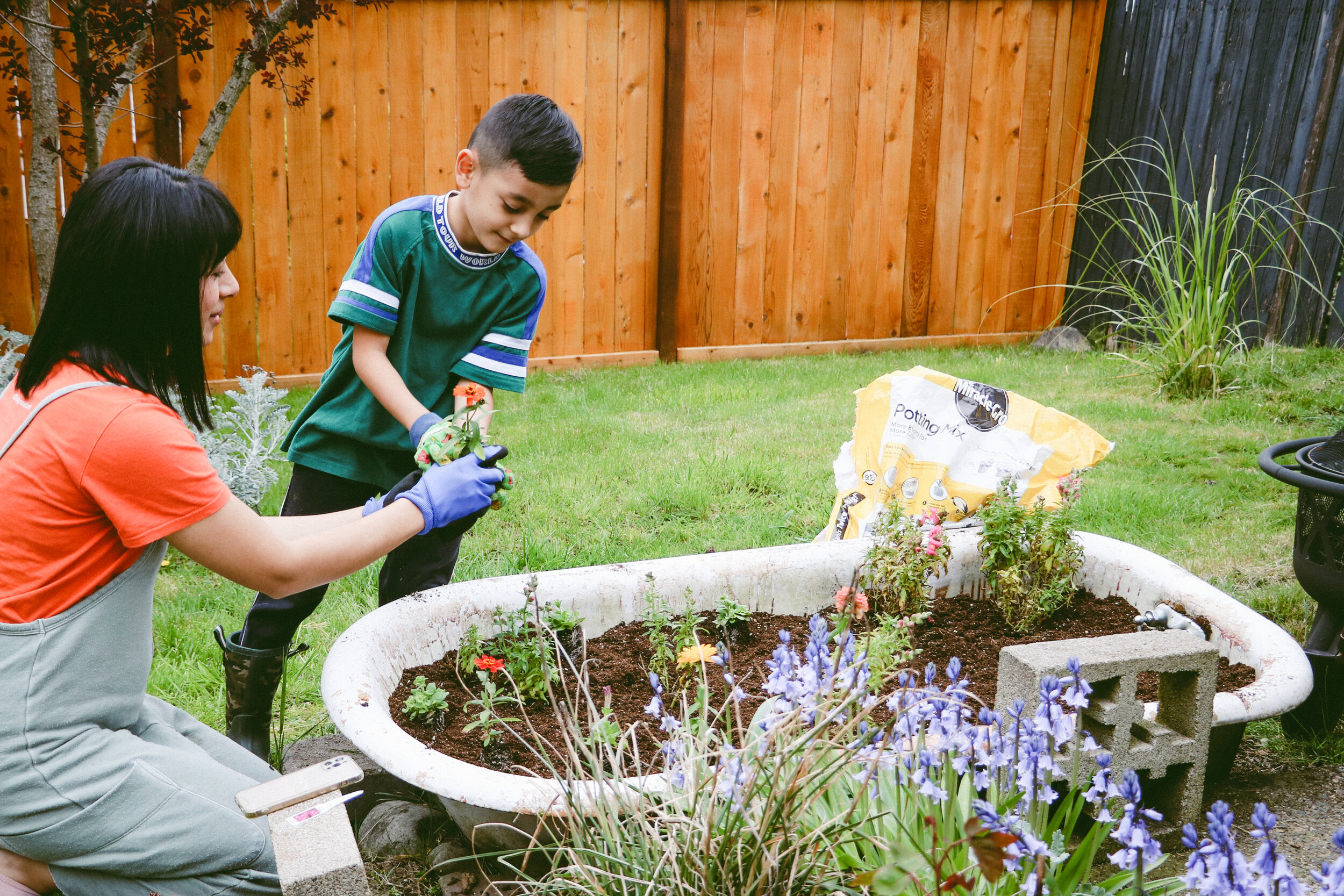 HANGING OUT W.LITTLES: PLANTING FLOWERS -ALL KIDS ARE GIFTED