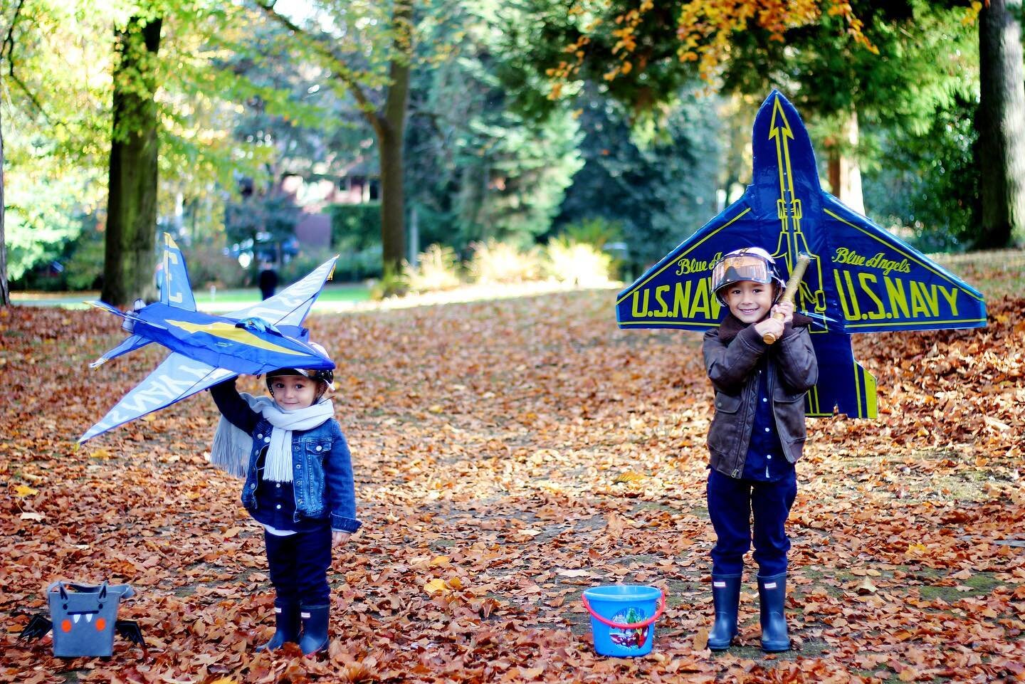 ✈️ IT&rsquo;S A BIRD, IT&rsquo;S A PLANE, IT&rsquo;S BLUE ANGELS JET PILOTS! 🎃⁣
Throwing it back to this memory of our boys in my take on vintage and modern/hipster Blue Angel jet pilots. Can you tell which is which? 🤗⁣
⁣
The costumes were fun for 