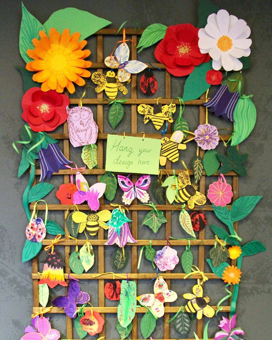 Thank you to everyone who came along yesterday to Doors Open Day at the Royal College of Physicians and Surgeons of Glasgow. Visitors celebrated the launch of the new exhibition, Dear Green Places: Nature and Our Health, by working with me to contrib