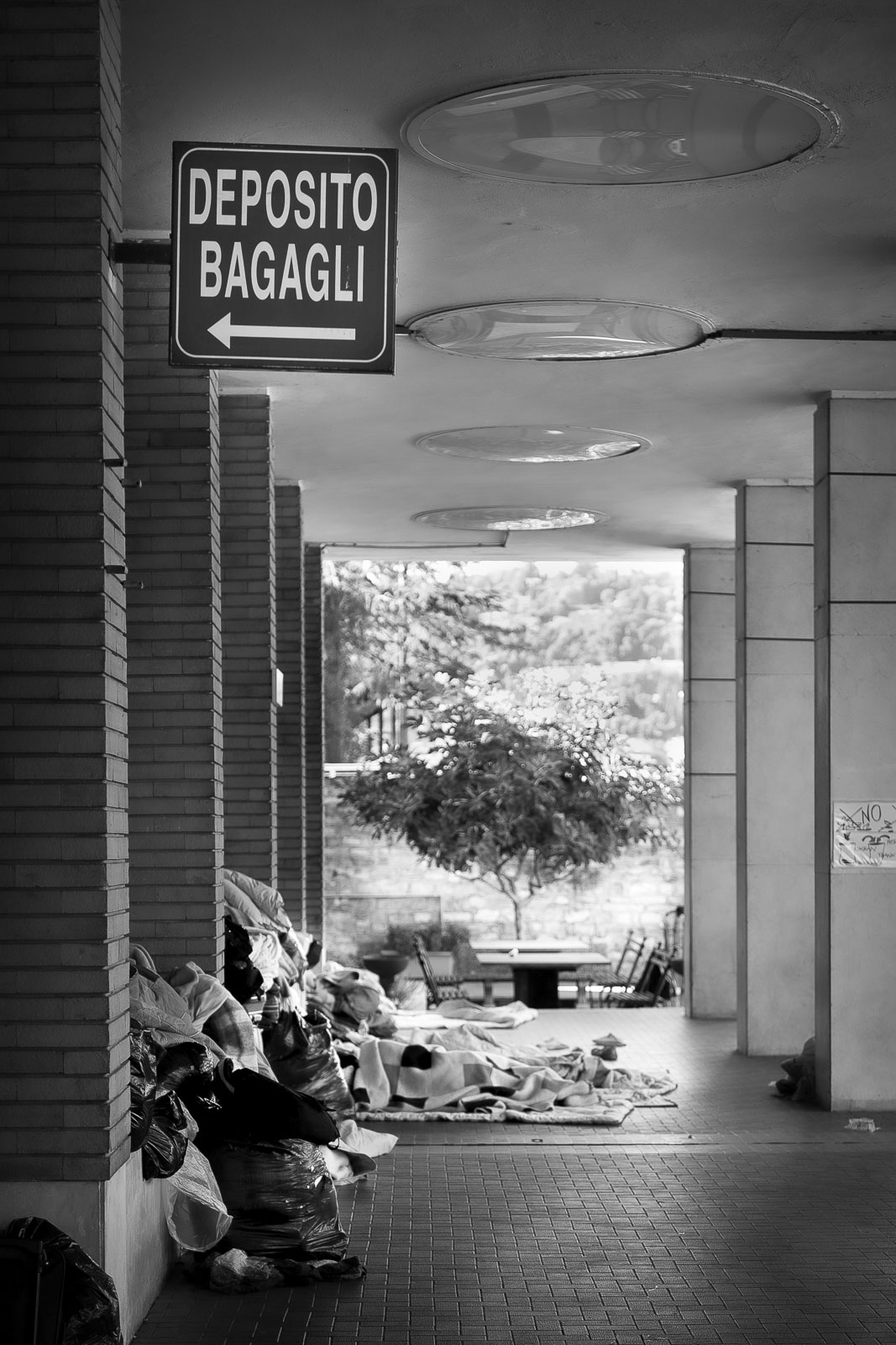 Luggage and human luggage at the Station