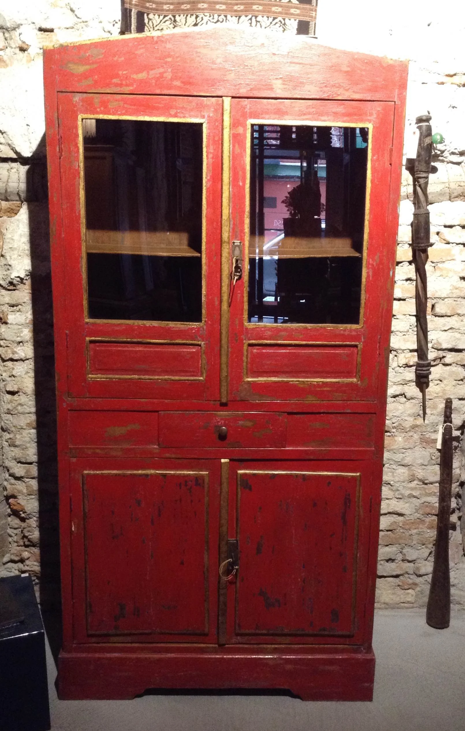 Vitrina vintage roja | Indonesia