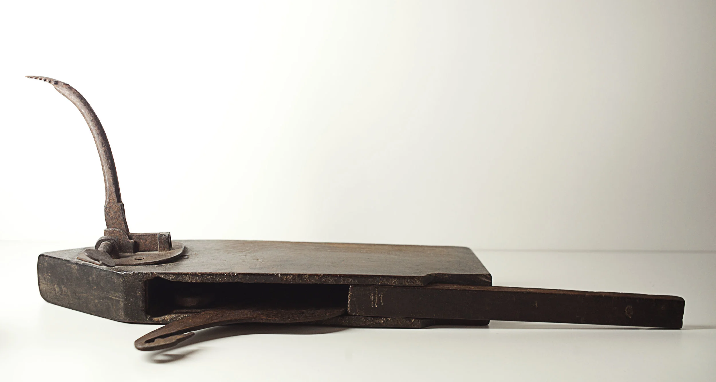 Utensilio para abrir frutos secos | India