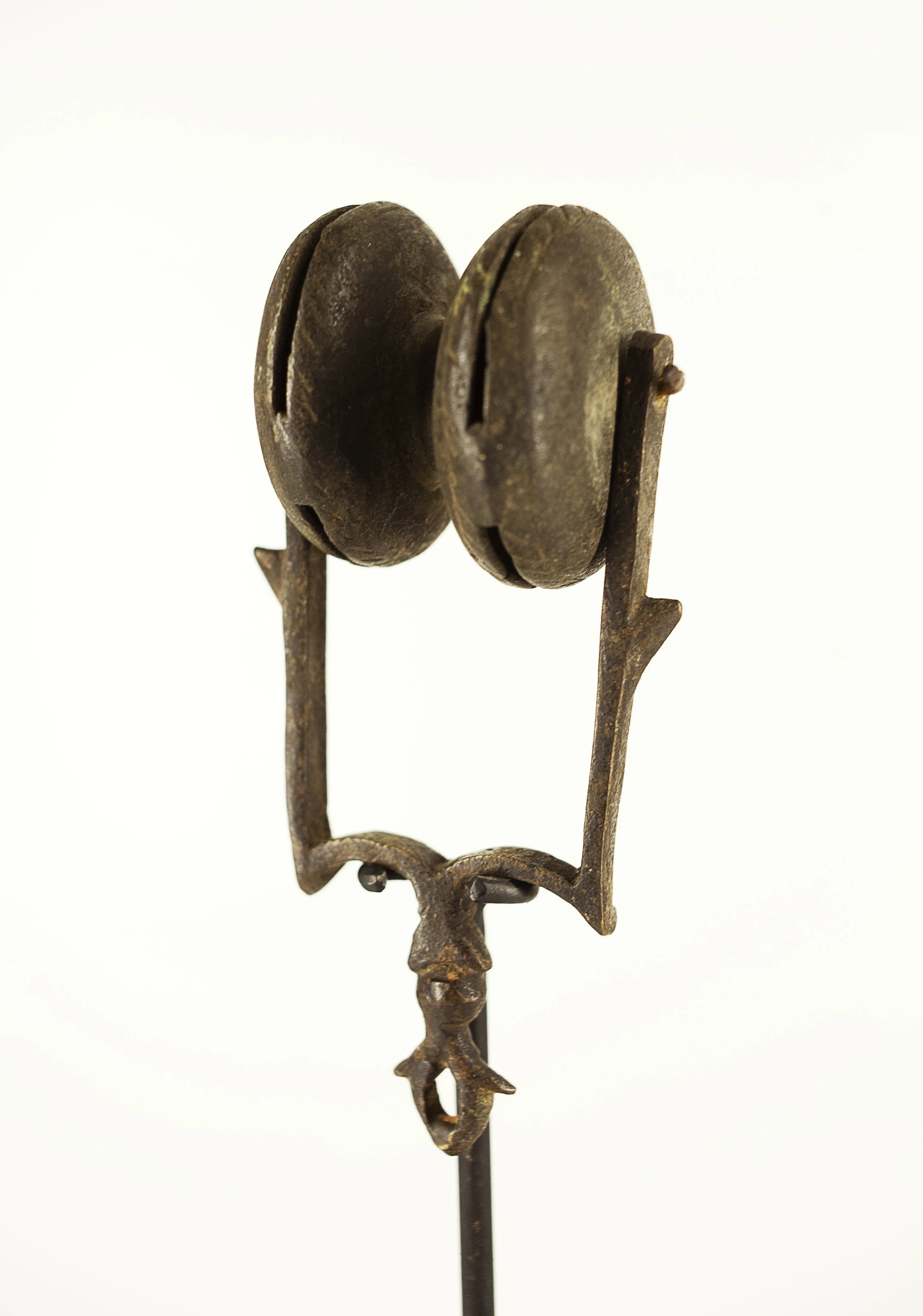11.Pareja de antiguas poleas de bronce. Birmania..jpg