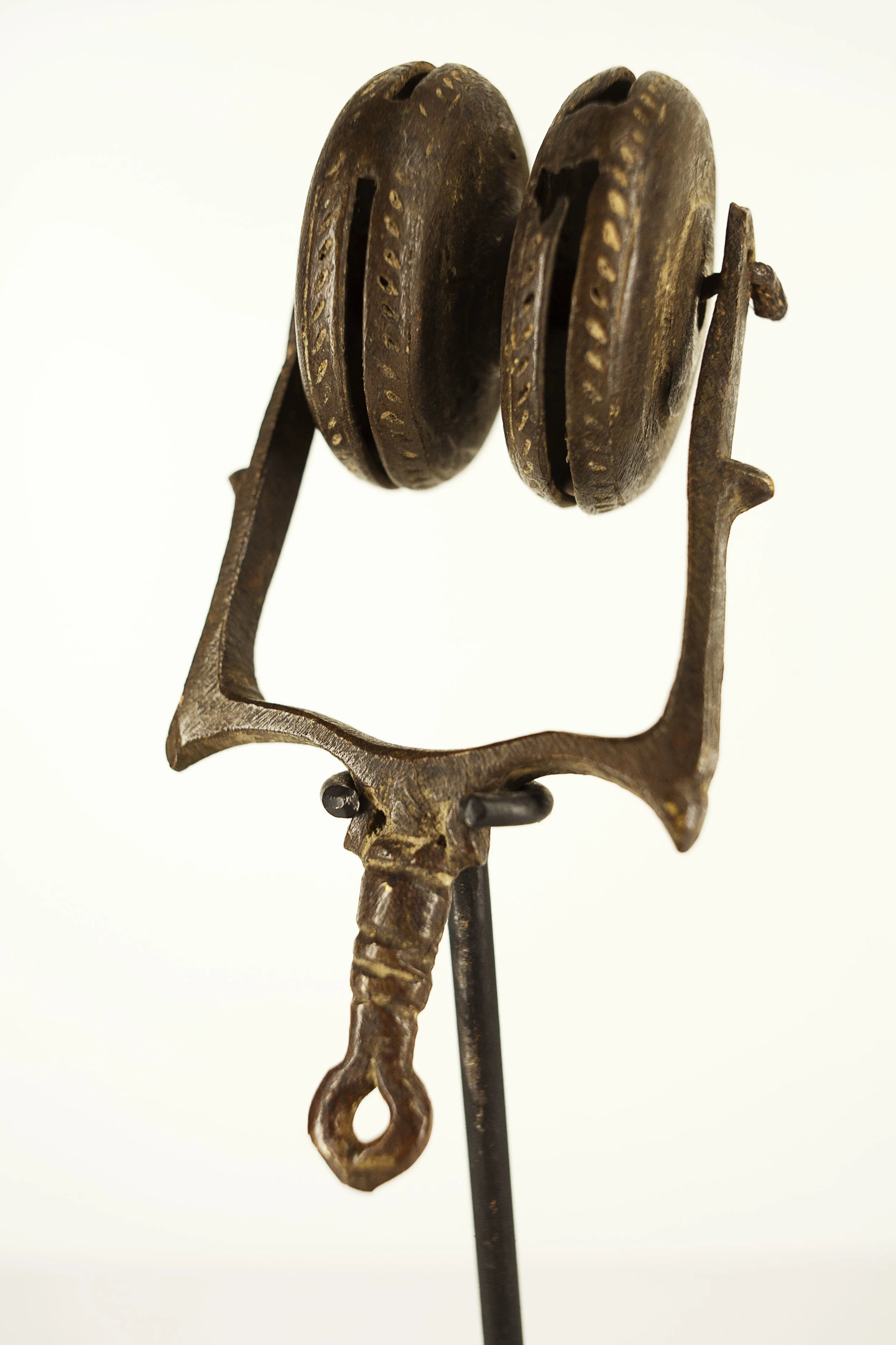 11.Pareja de antiguas poleas de bronce. Birmania.jpg
