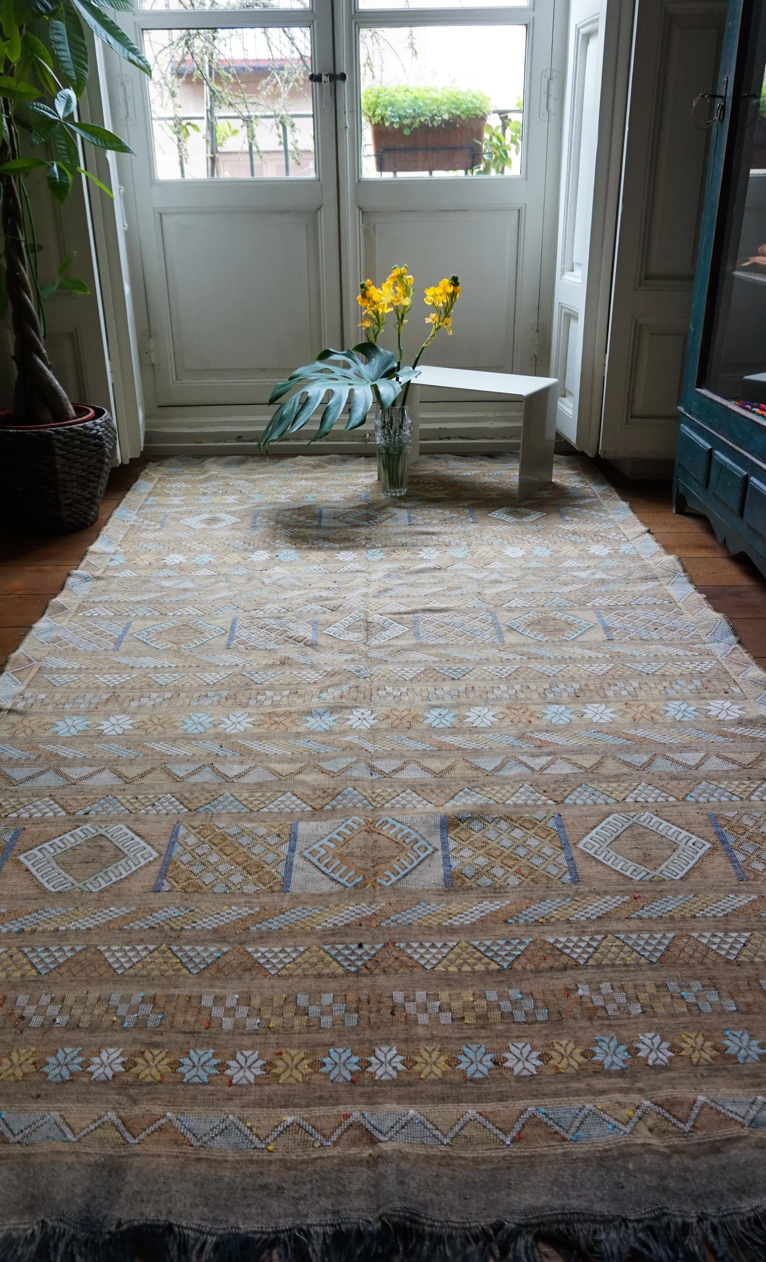 alfombra sedad de cactus marron.jpg