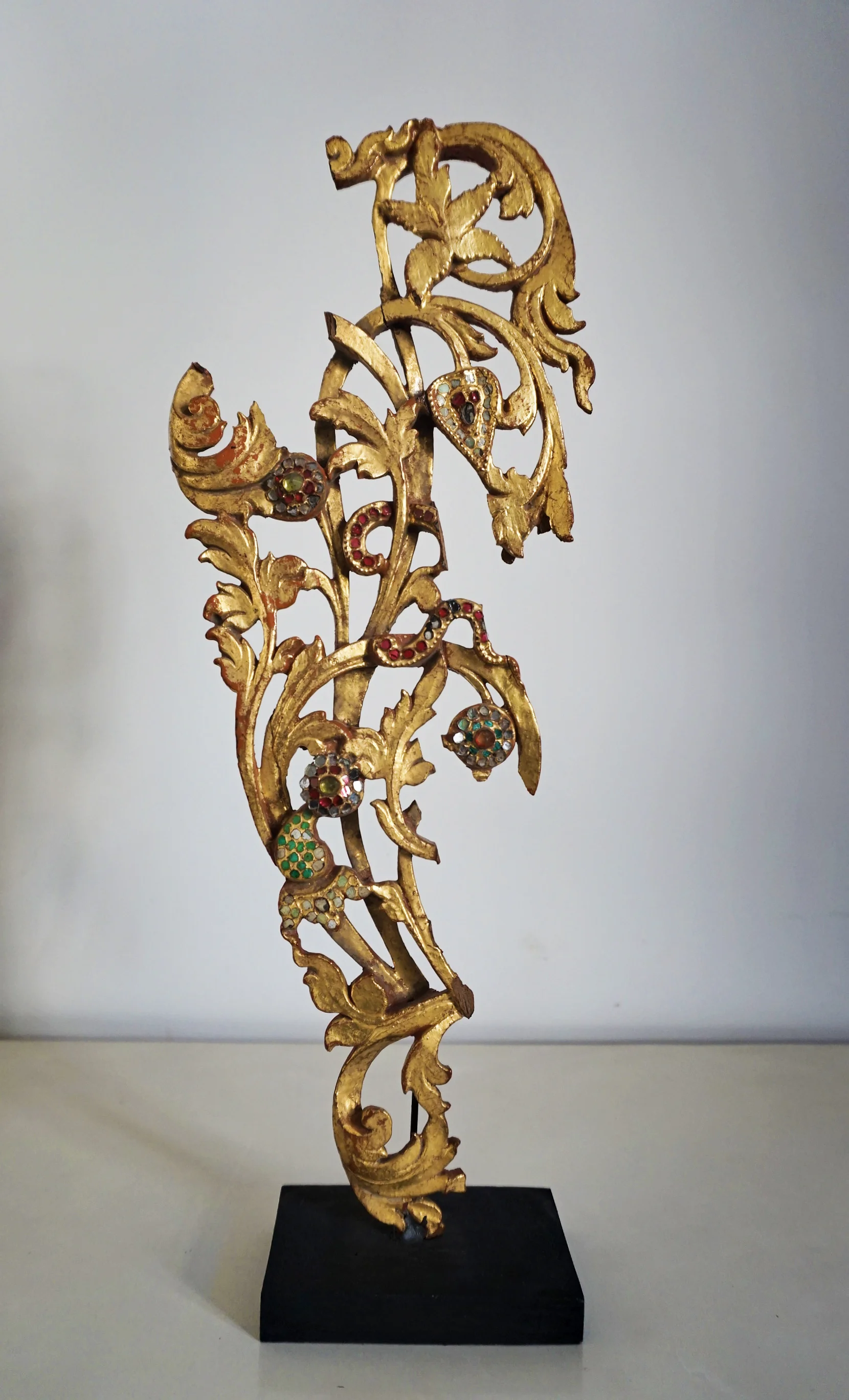 Talla de madera antigua con incrustaciones | Birmania