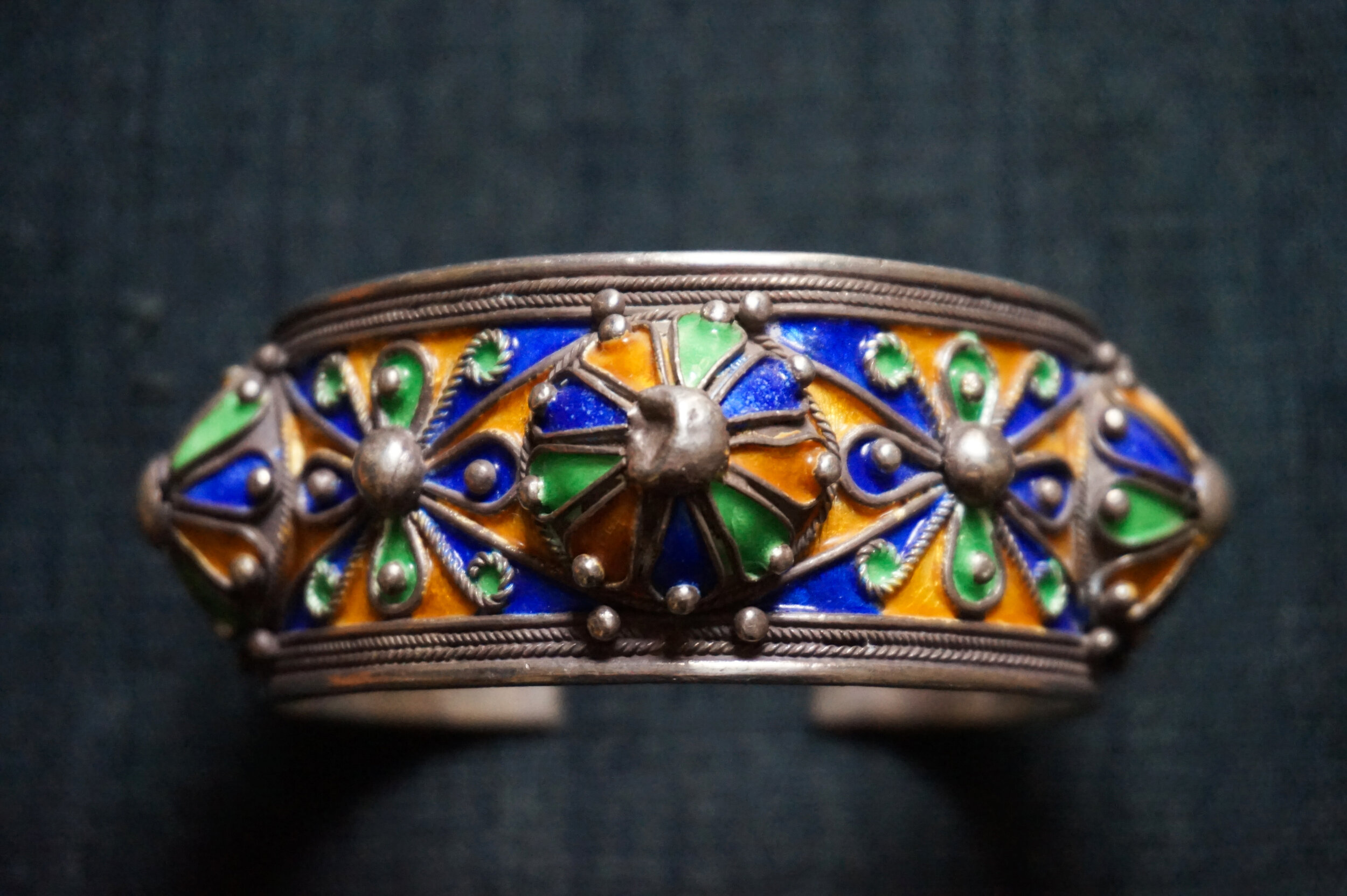 Brazalete de plata y esmalte — Simply Rickshaw