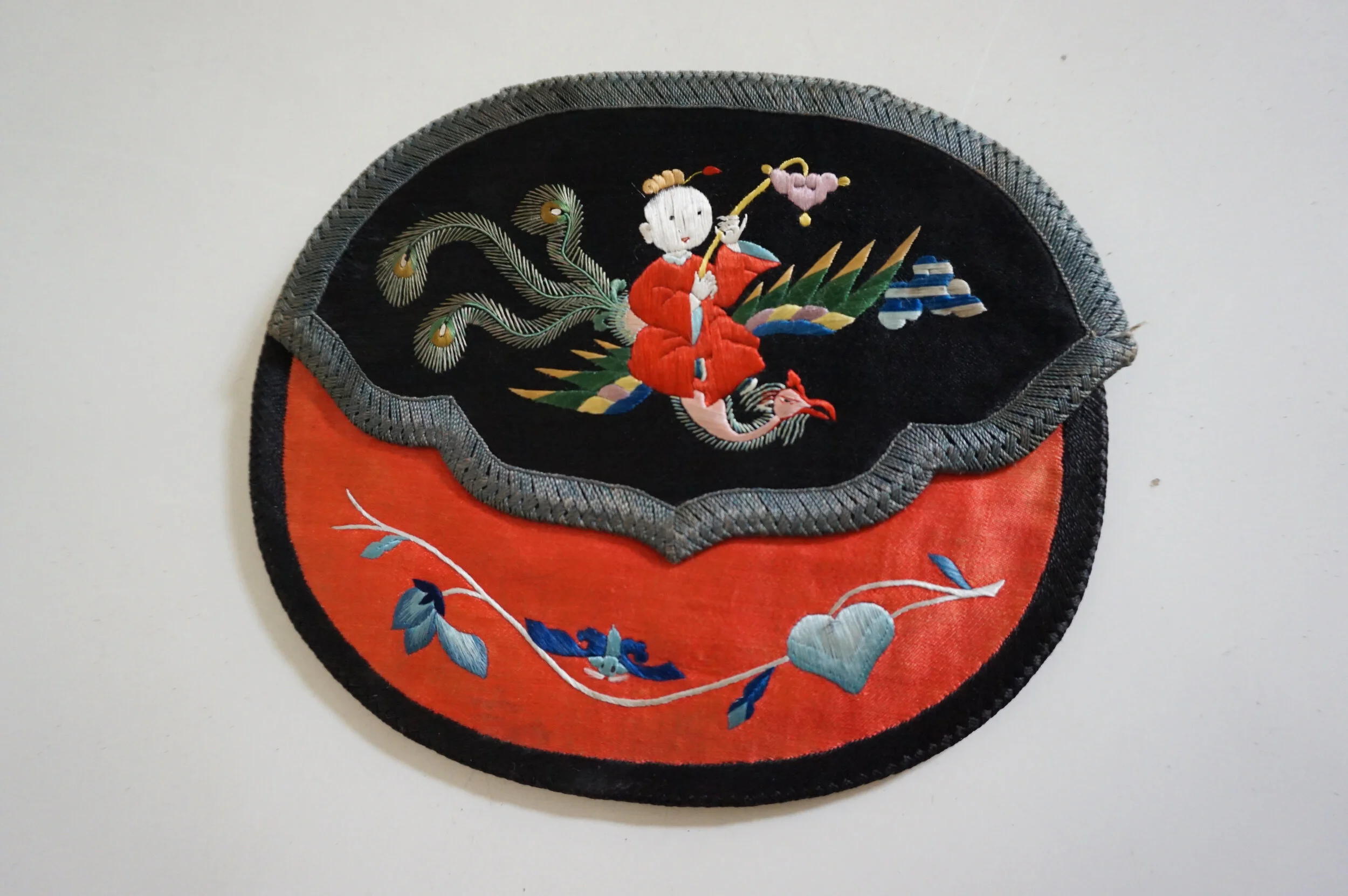 Monedero antiguo bordado en seda . China