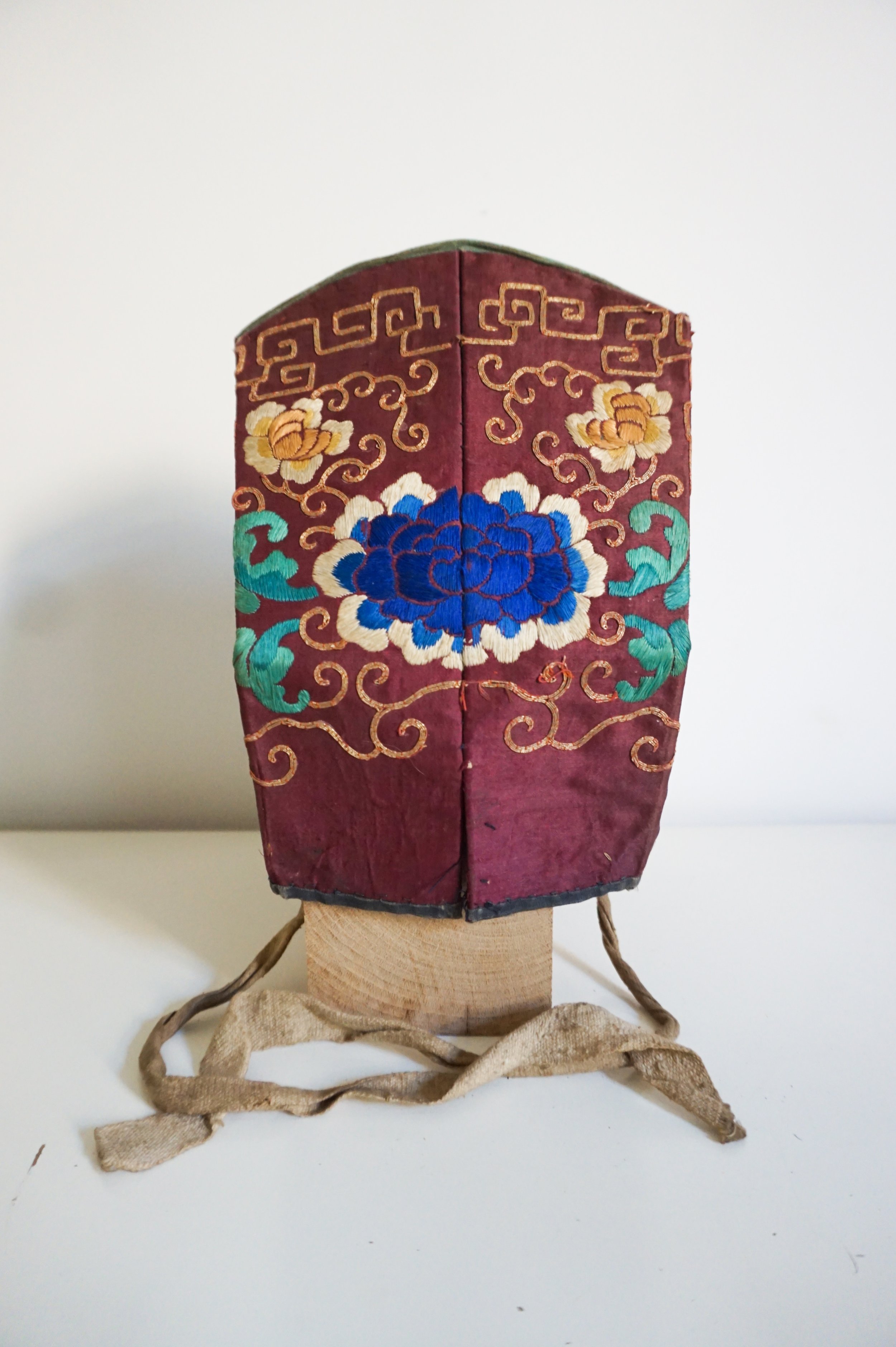 Sombrero antiguo bordado . China