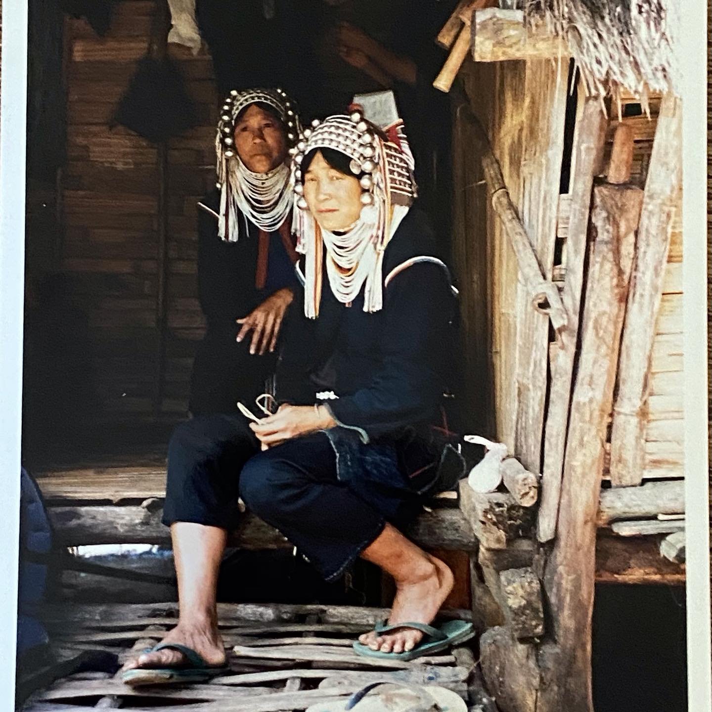 El pueblo Akha vive en peque&ntilde;os poblados en las monta&ntilde;as en el Norte de Tailandia, Birmania, Laos y China. Sus tocados y vestimentas son realmente llamativos y &uacute;nicos. 

Esta foto se hizo en el tri&aacute;ngulo de oro birmano en 