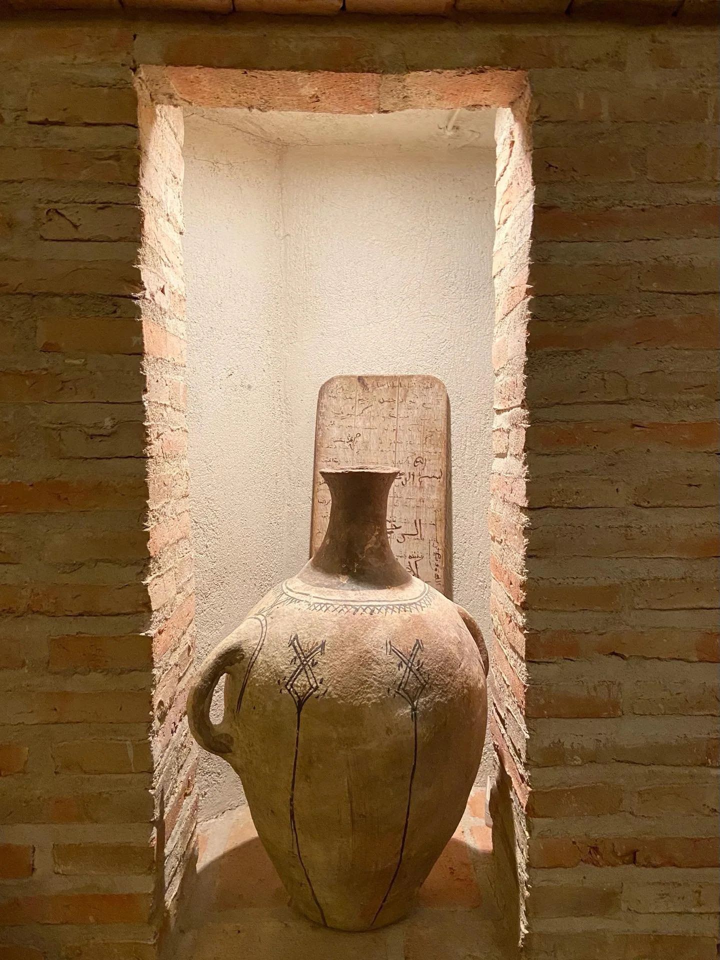 Su textura, la simbolog&iacute;a de sus pinturas y las formas irregulales fruto del trabajo manual las hacen realmente bellas. 

Son cer&aacute;micas del Rif. Hechas s&ograve;lo por mujeres y con una finalidad,en origen,solamente utilitaria.

La lleg