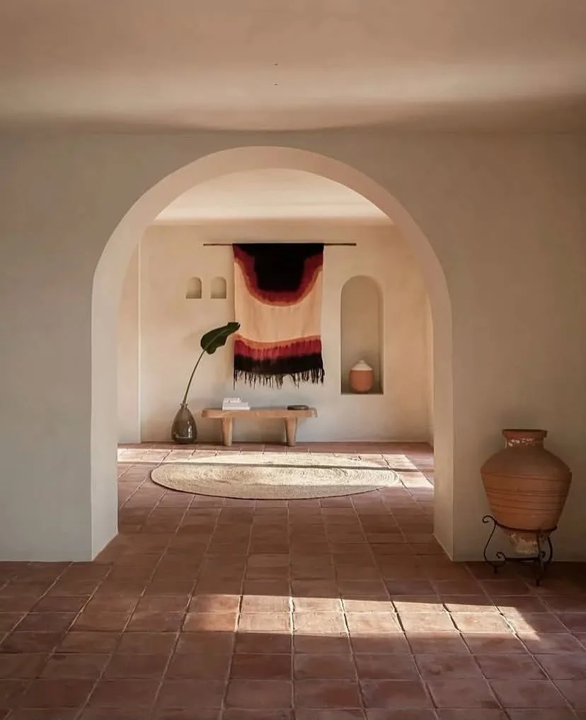 Inspiraci&oacute;n de lunes &iquest;Te gusta lo que ves? 
Sigue mirando&hellip; ✨
📷 @yiorgoskordakis 
🌍 @casagaiamykonos 🇬🇷

Porque un espacio decorado con un tejido as&iacute; no necesita m&aacute;s&hellip;🩵

En @simplyrickshaw amamos ese tipo 