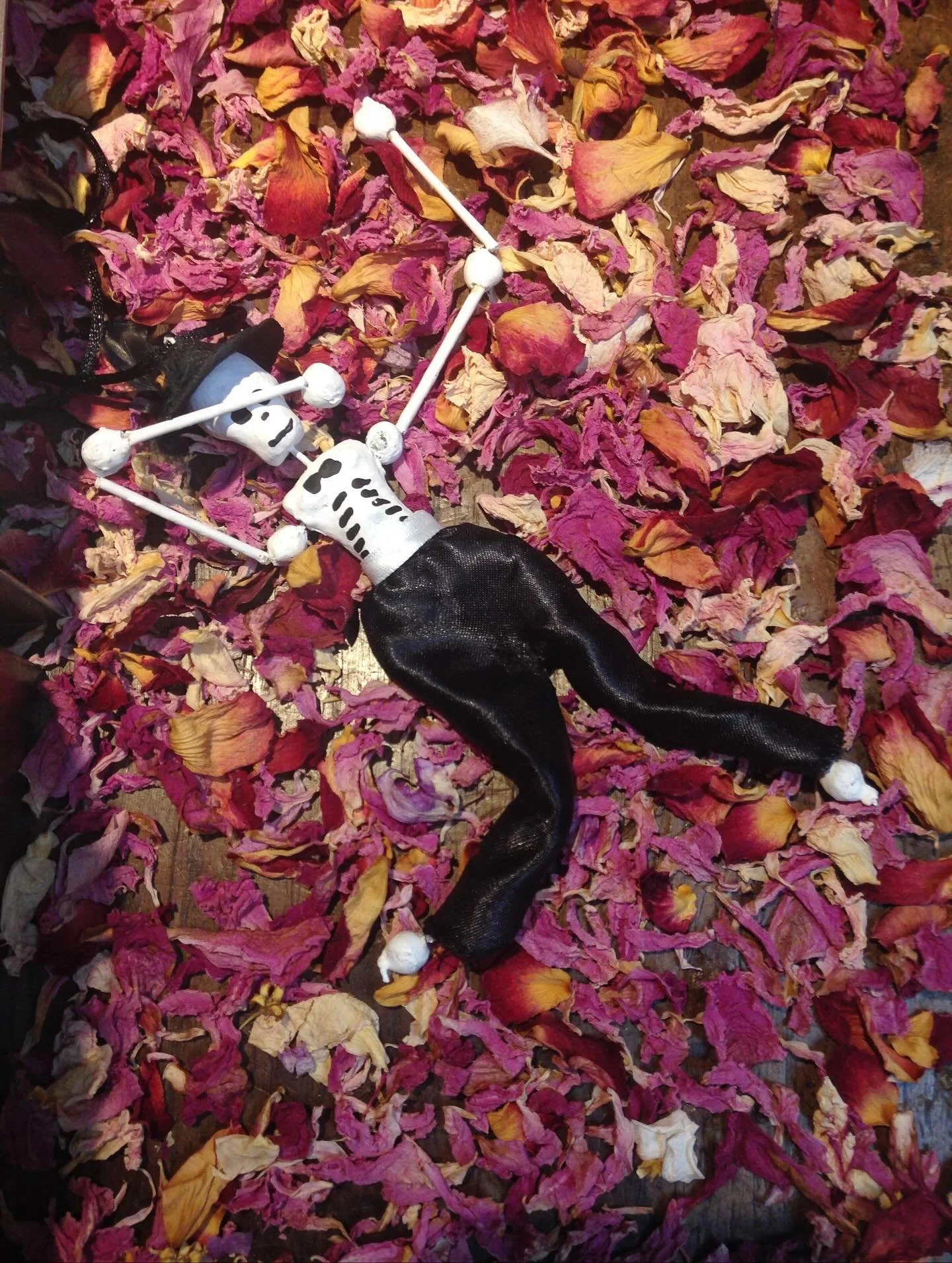 Se acerca el D&iacute;a de Muertos .🌼

Lo vimos, lo vivimos y lo sentimos y&hellip;hace a&ntilde;os, creamos un peque&ntilde;o altar para homenajear este momento tan especial que tanto nos impact&oacute;. 

Trajimos hermosas catrinas y mucha inspira