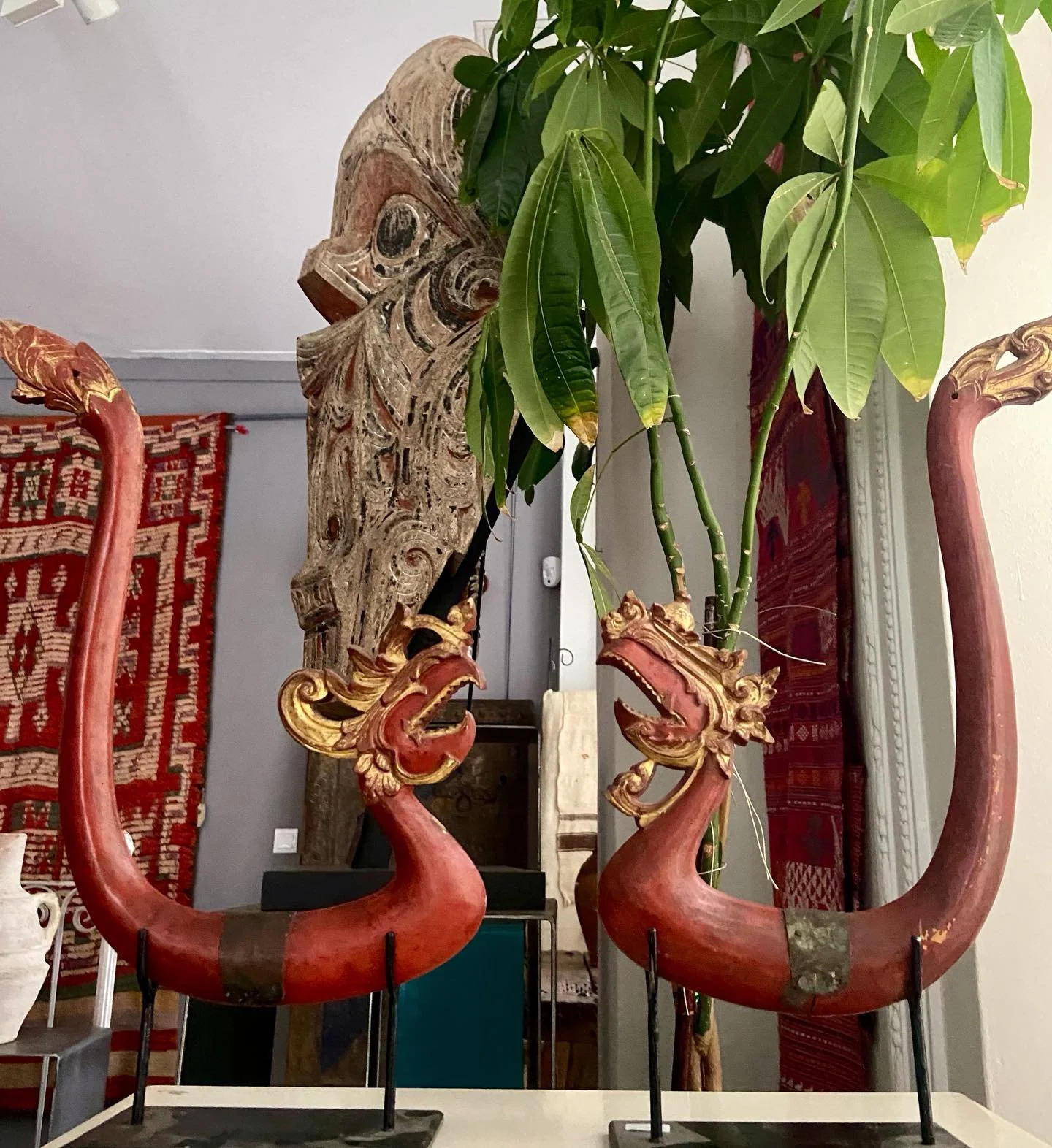 Hoy me gustar&iacute;a ense&ntilde;aros unas piezas muy especiales que no os dejar&aacute;n indiferentes. Se trata de una pareja de antiguos ganchos de madera con forma de drag&oacute;n, originarios de la isla de Java. Pero,lo llamativo de estas piez