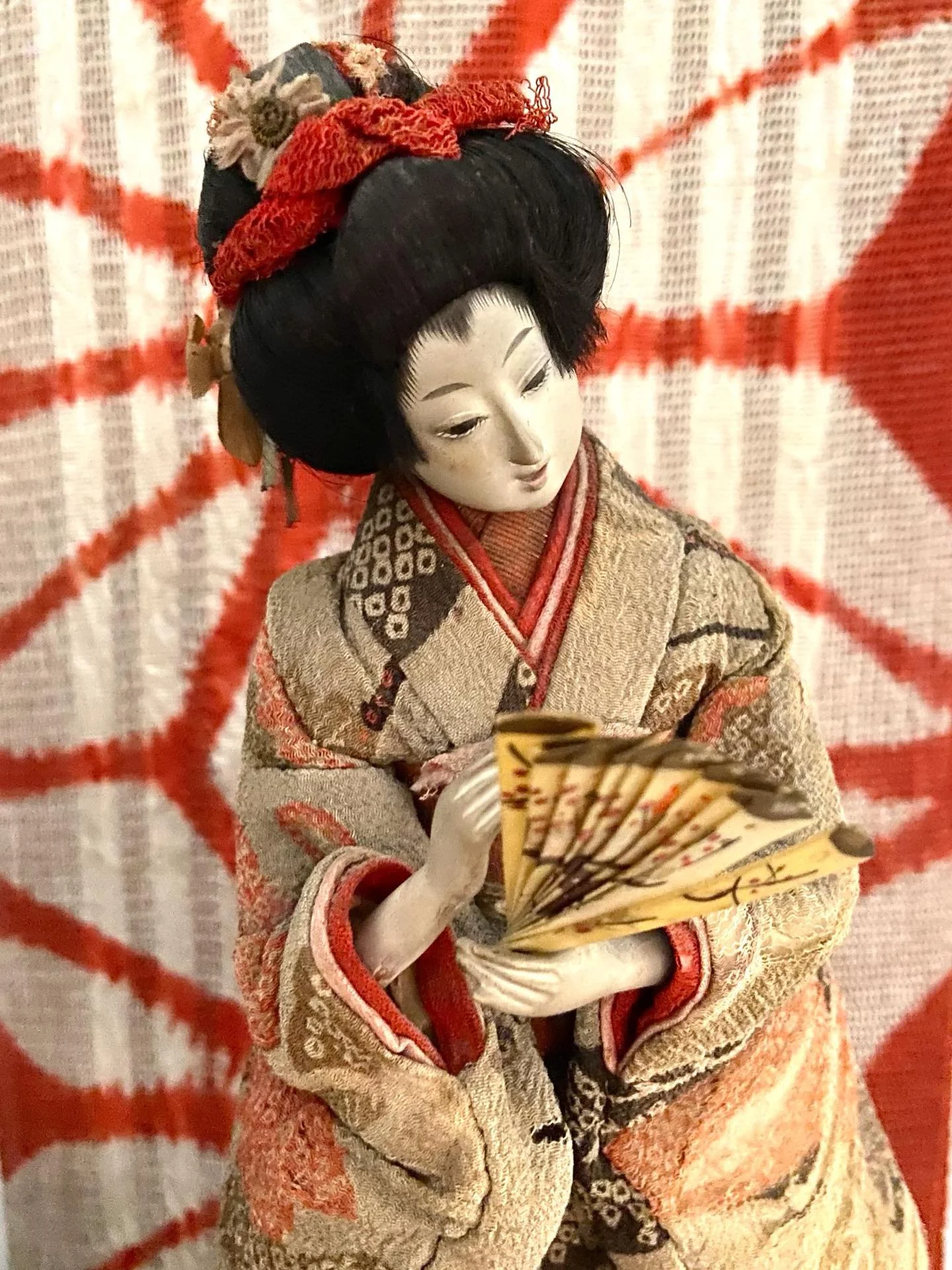 Elegantes, con detalles exquisitos, hechas a mano y con mucha tradici&oacute;n.
Enamoran a primera vista , te atrapan. Quiz&aacute;s porque cuando las miras parece que te hablan&hellip;.con lo peque&ntilde;as que son✨

Puede que esta pieza pertenezca