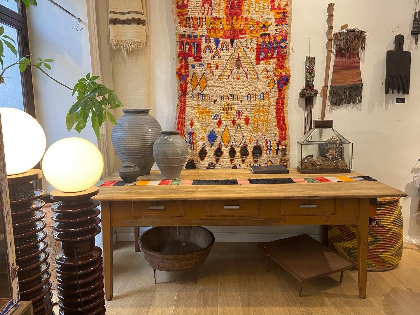 Mide m&aacute;s de dos metros de largo y m&aacute;s de un metro de ancho. De los a&ntilde;os 30 y con los tiradores met&aacute;licos originales. De madera de casta&ntilde;o y con seis cajones; tres a cada lado de la mesa. Una pieza singular, hecha po