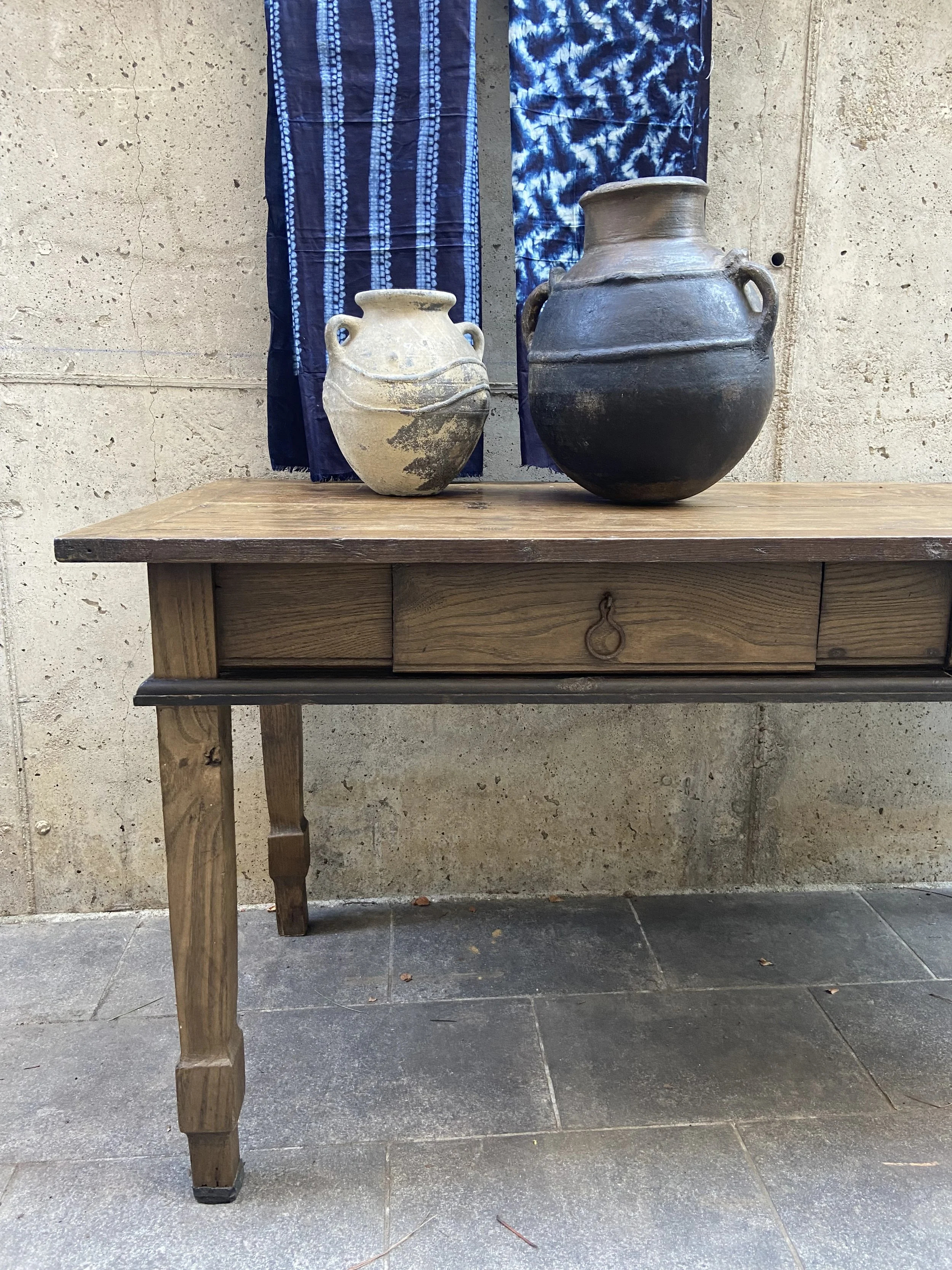 Mesa antigua española con dos cajones