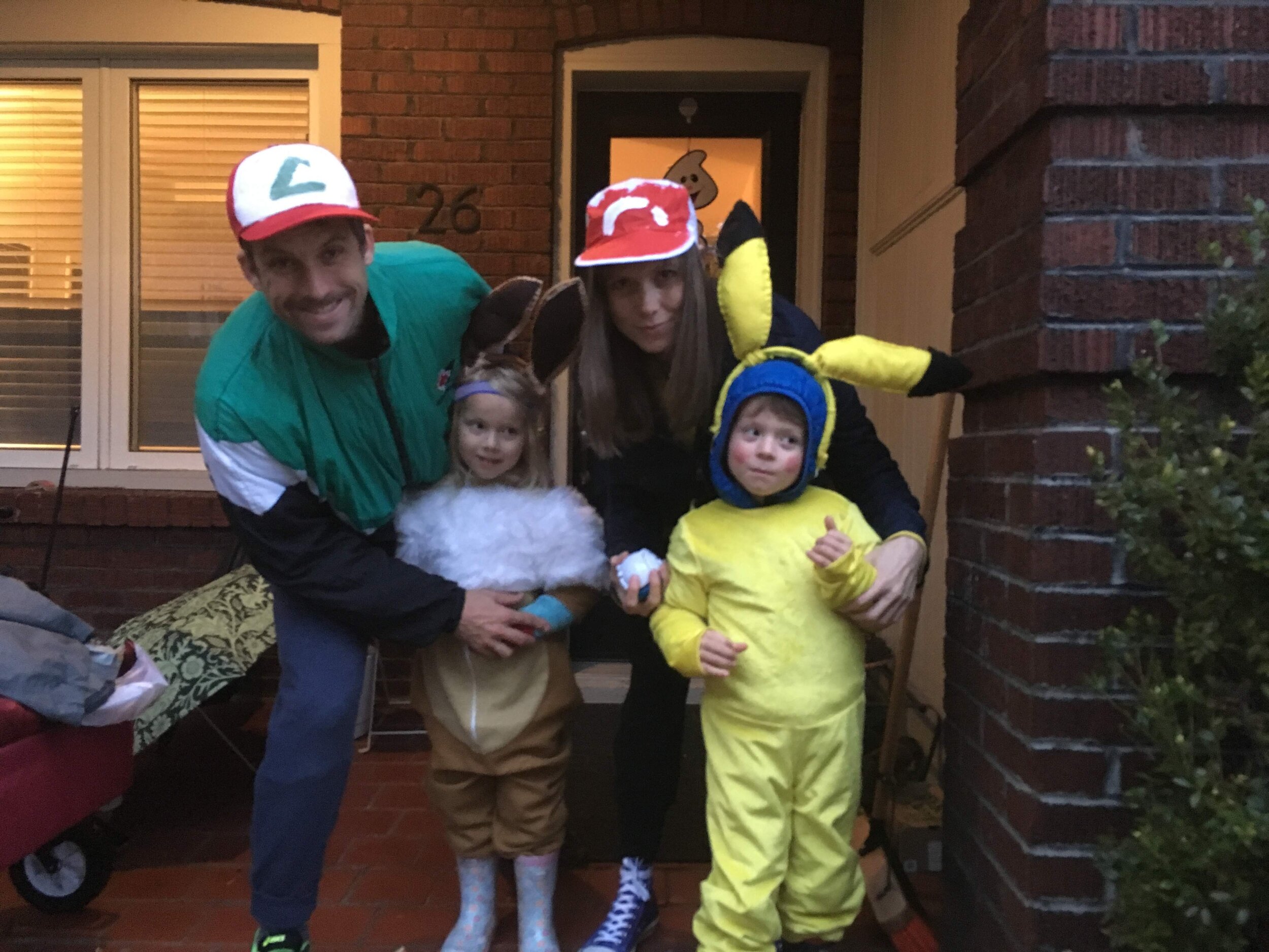 Grinch family costume  Disney halloween costumes, Family halloween  costumes, Cute halloween costumes